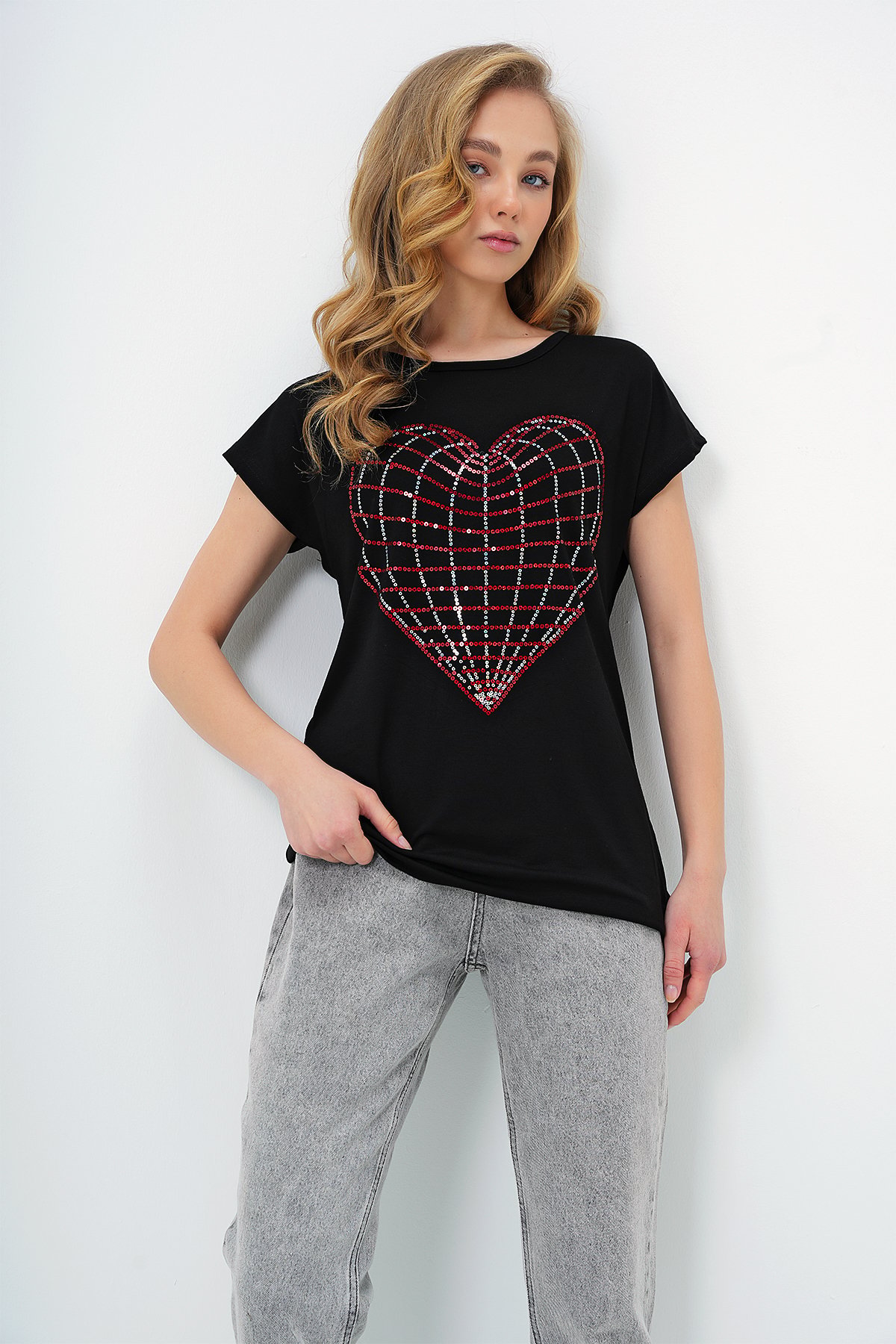 BİSİKLET YAKA KALP İŞLEMELİ SIFIR KOL T-SHIRT - SİYAH