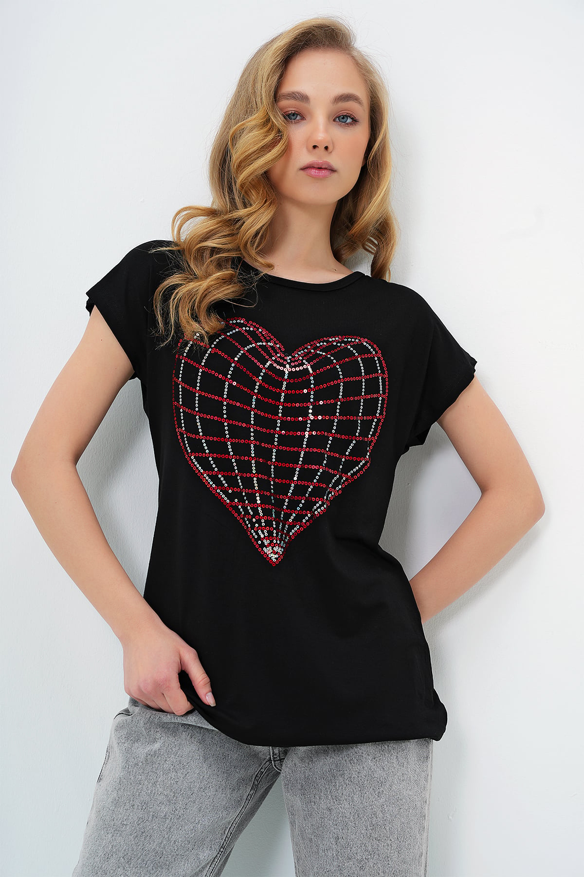 BİSİKLET YAKA KALP İŞLEMELİ SIFIR KOL T-SHIRT - SİYAH