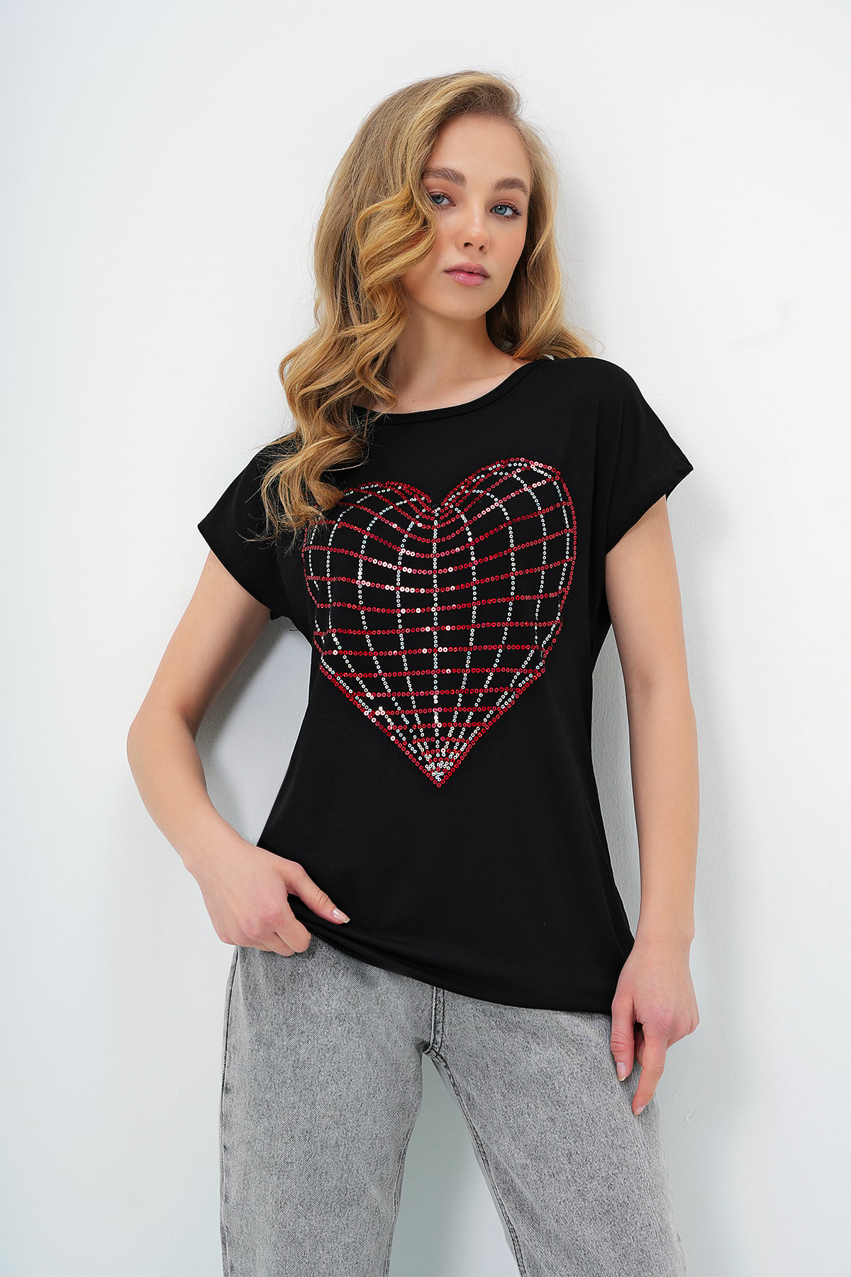 BİSİKLET YAKA KALP İŞLEMELİ SIFIR KOL T-SHIRT - SİYAH