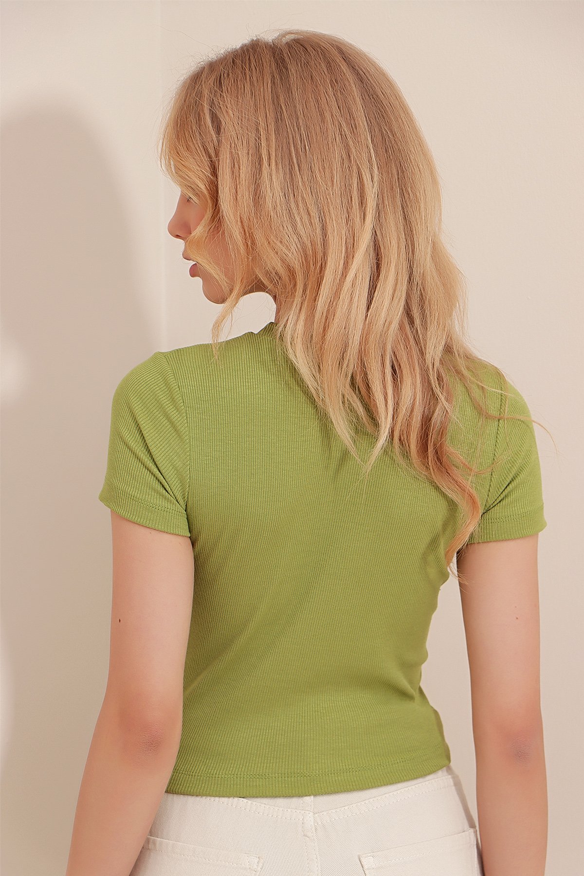 Bisiklet Yaka Kalp Nakış Yarım Kollu Fitilli Kaşkorse Crop Bluz - Fıstık Yeşili