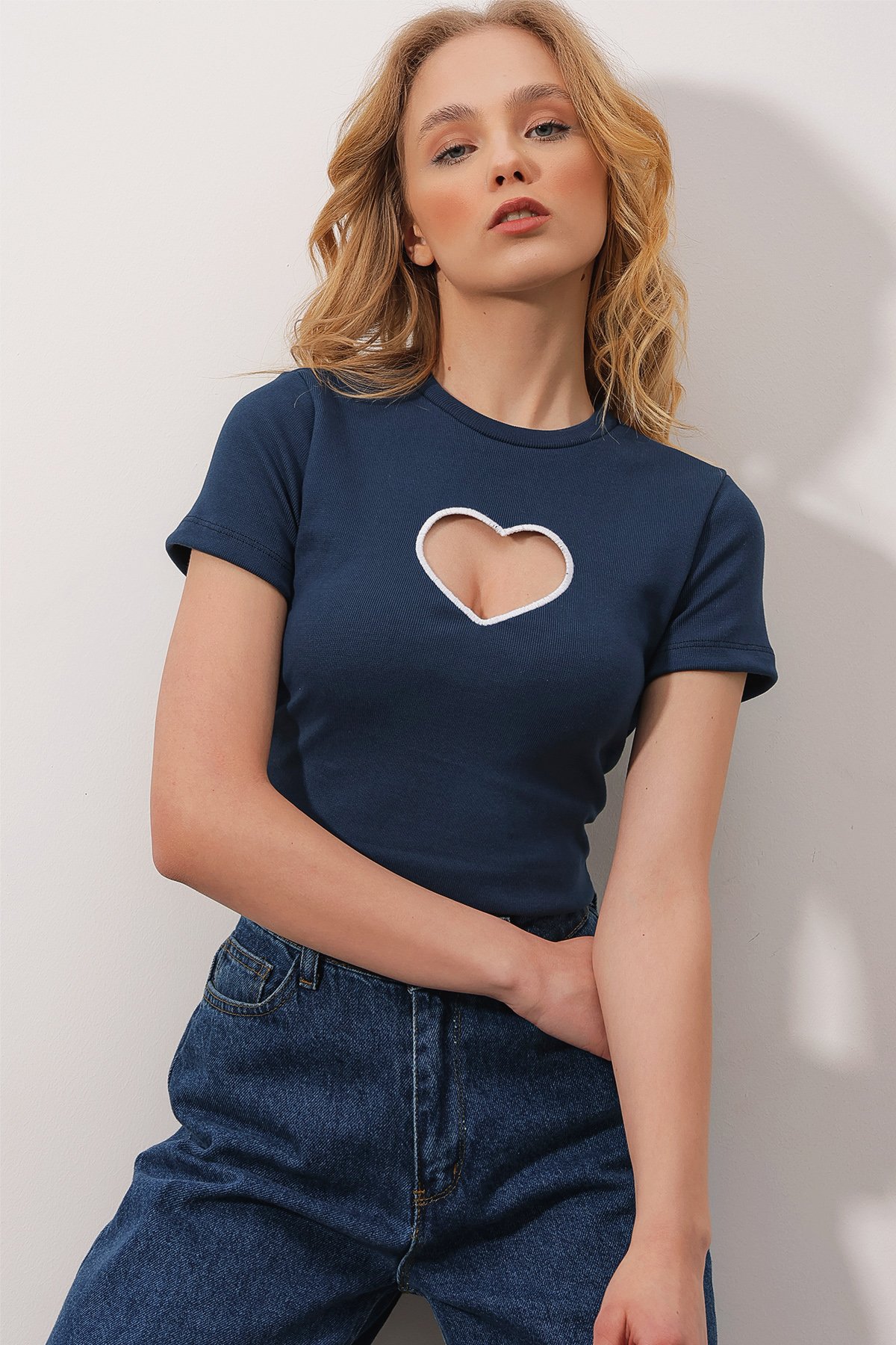 Bisiklet Yaka Kalp Nakış Yarım Kollu Örme Crop Bluz - Lacivert