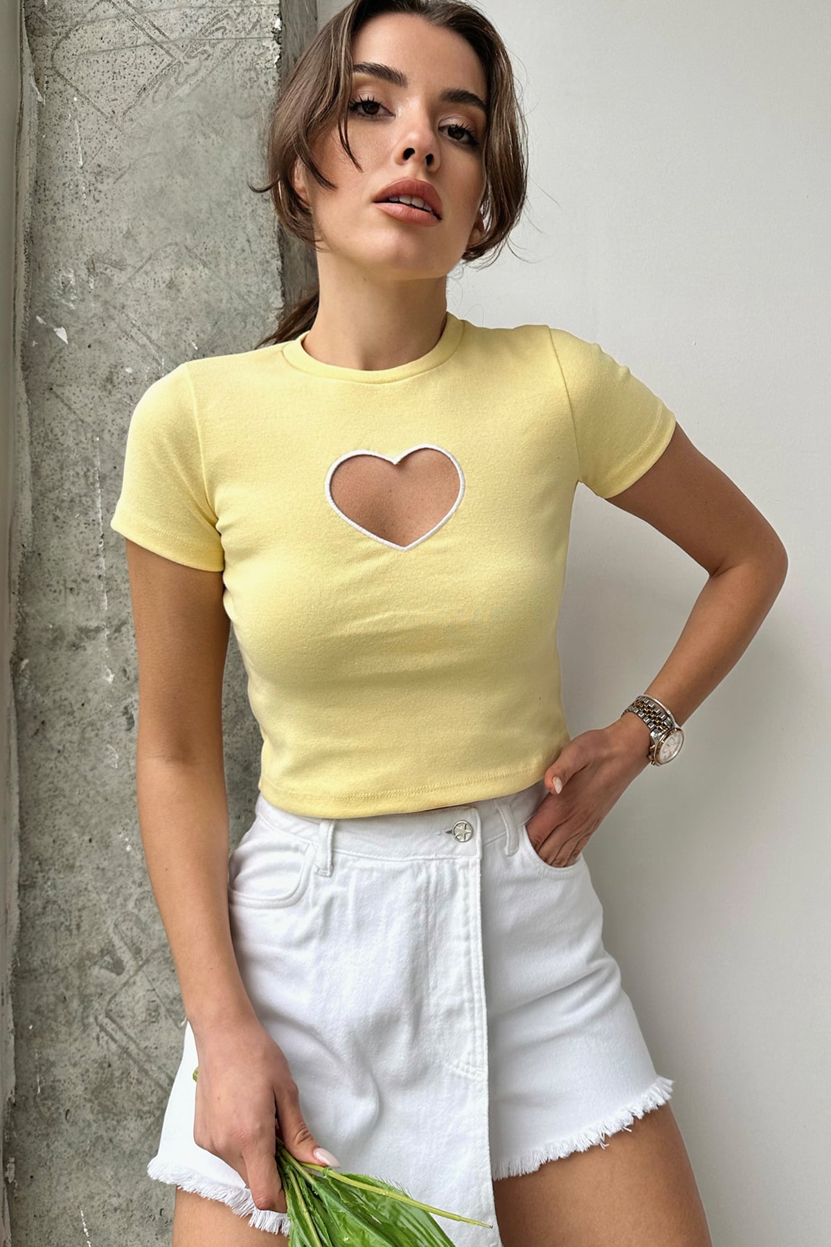 Bisiklet Yaka Kalp Nakış Yarım Kollu Örme Crop Bluz - Sarı
