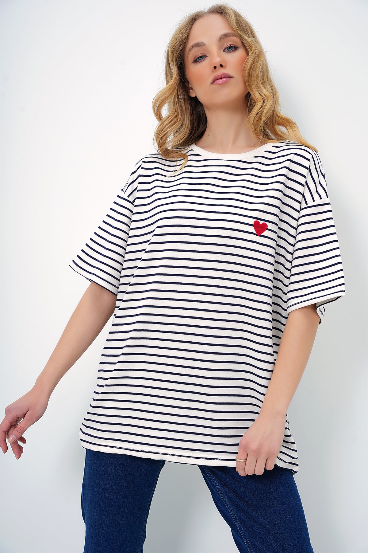 BİSİKLET YAKA KALP NAKIŞLI OVERSİZE ÇİZGİLİ T-SHIRT - LACİVERT