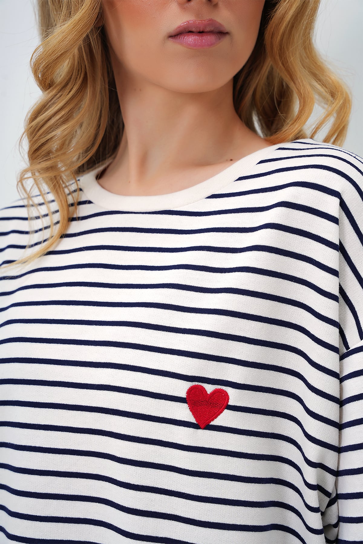 BİSİKLET YAKA KALP NAKIŞLI OVERSİZE ÇİZGİLİ T-SHIRT - LACİVERT