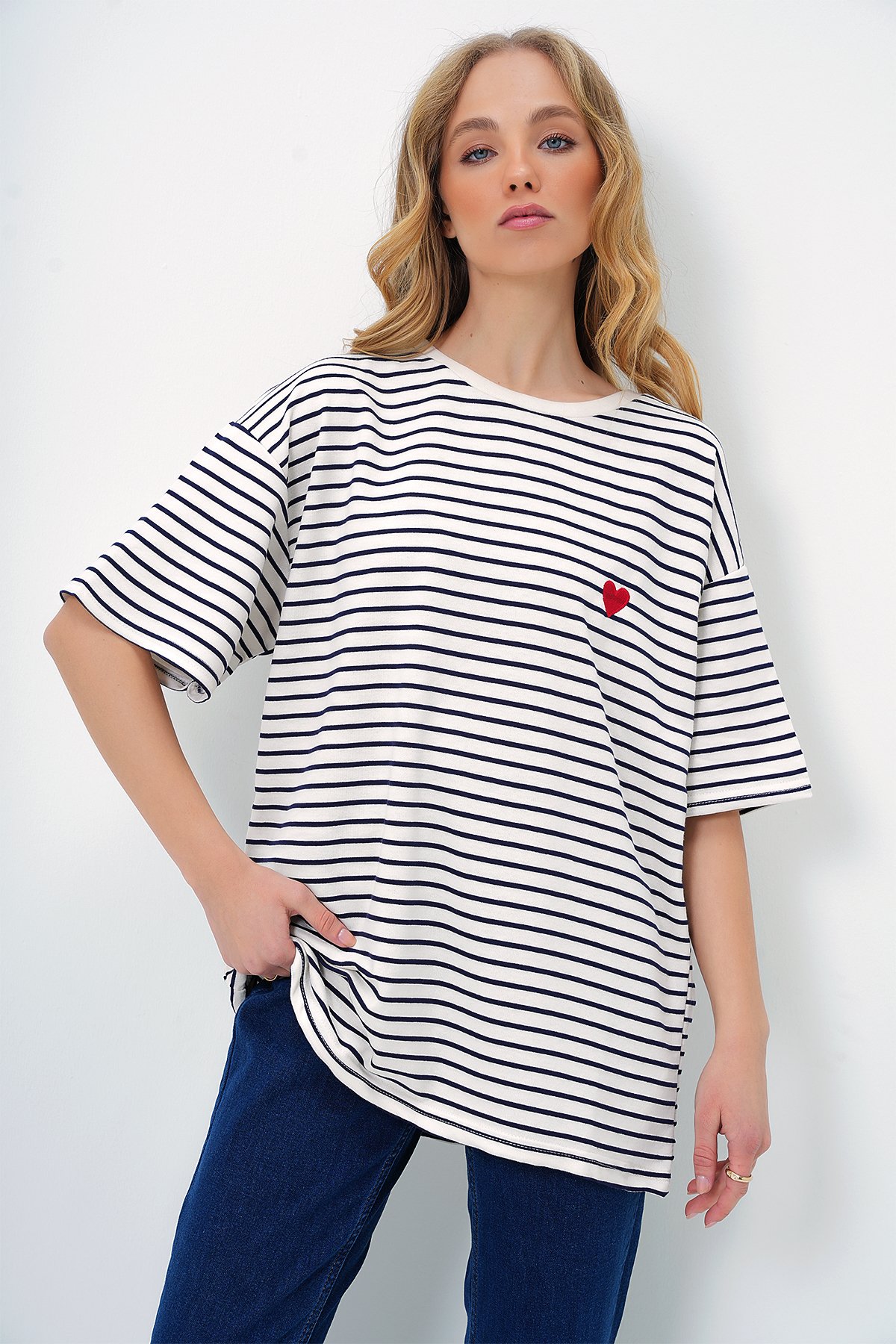 BİSİKLET YAKA KALP NAKIŞLI OVERSİZE ÇİZGİLİ T-SHIRT - LACİVERT