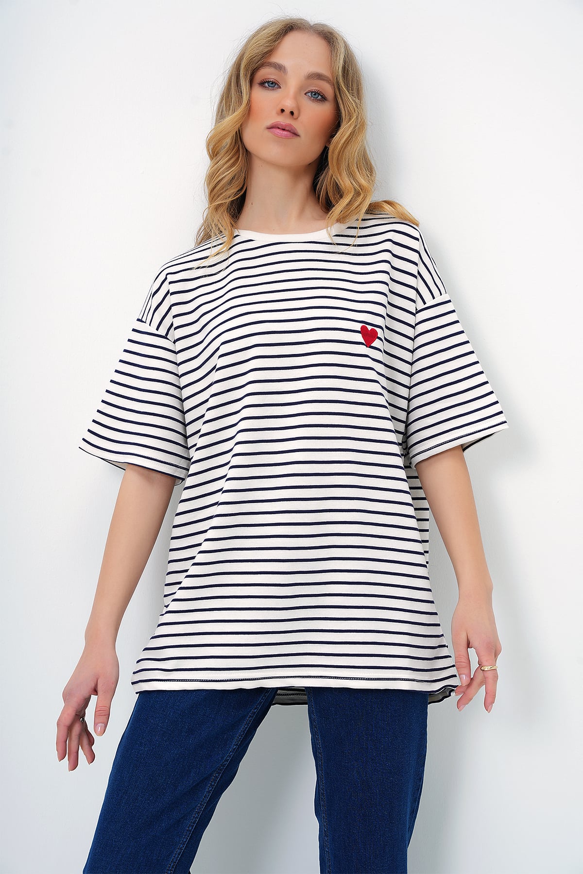 BİSİKLET YAKA KALP NAKIŞLI OVERSİZE ÇİZGİLİ T-SHIRT - LACİVERT