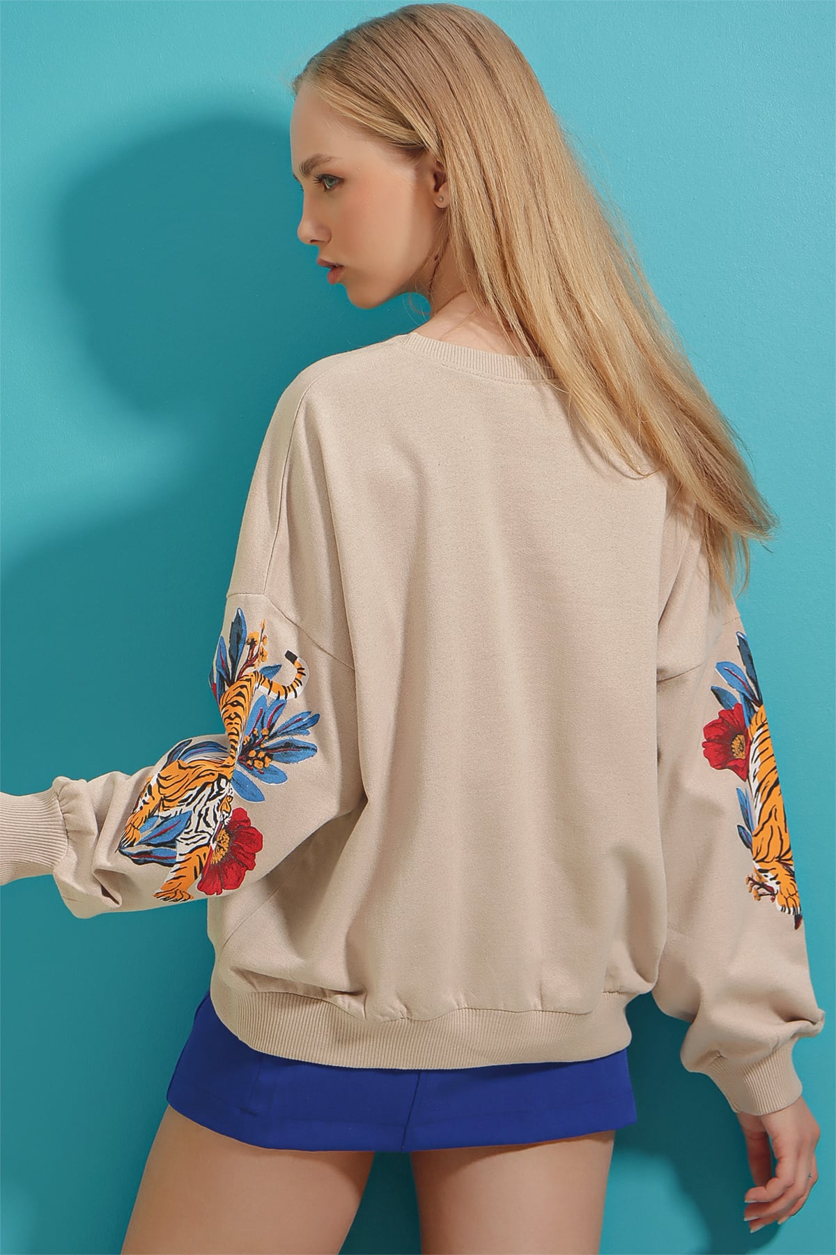 Bisiklet Yaka Kaplan Baskılı Kolu Şeritli Sweatshirt - Taş
