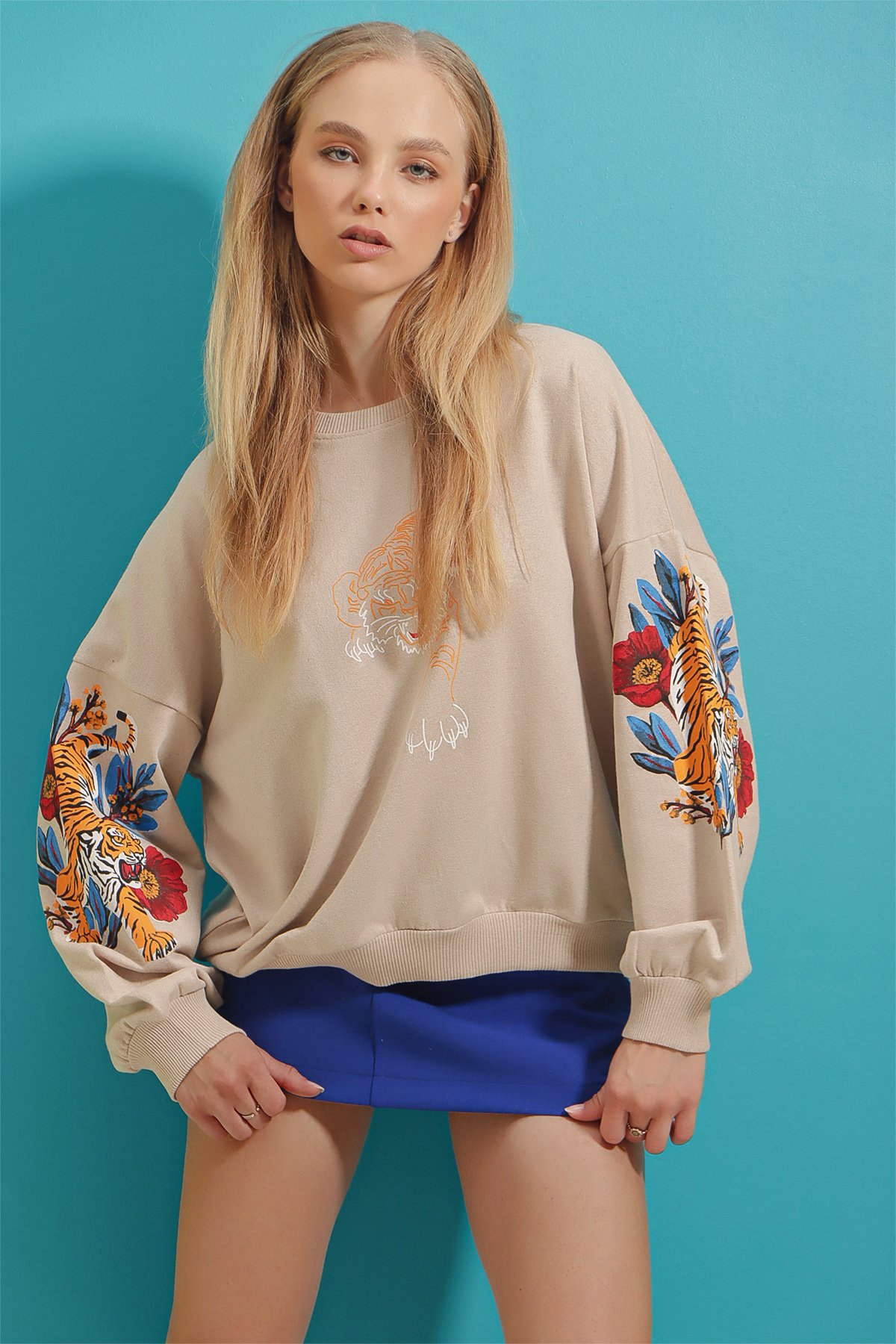 Bisiklet Yaka Kaplan Baskılı Kolu Şeritli Sweatshirt - Taş