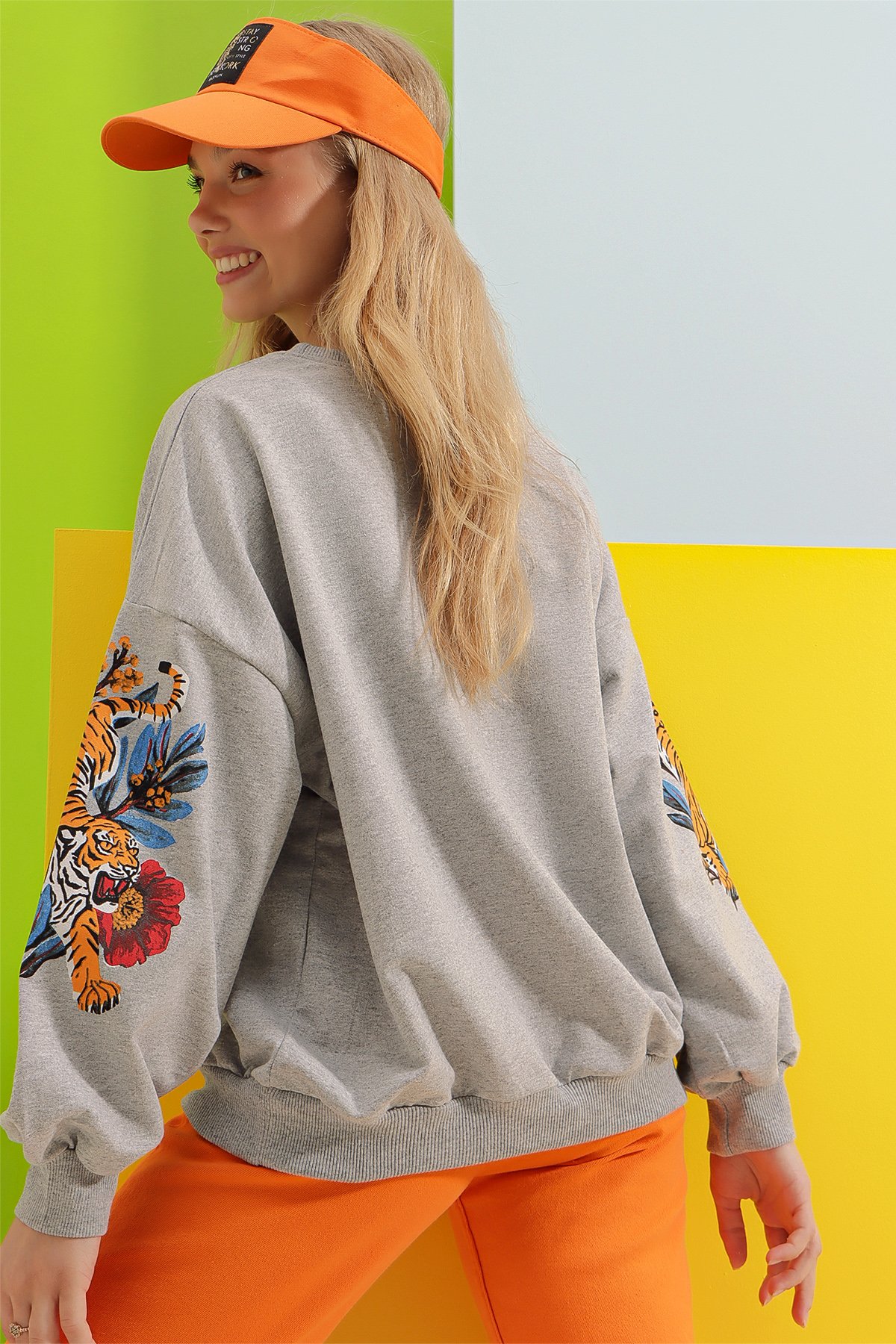 Bisiklet Yaka Kaplan Baskılı Kolu Şeritli Sweatshirt - Gri