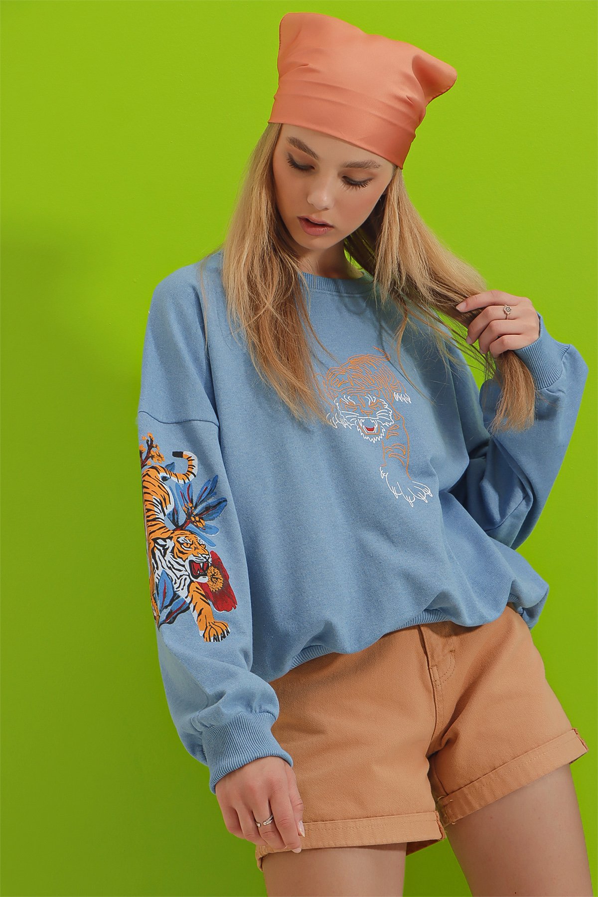 Bisiklet Yaka Kaplan Baskılı Kolu Şeritli Sweatshirt - Gök Mavi