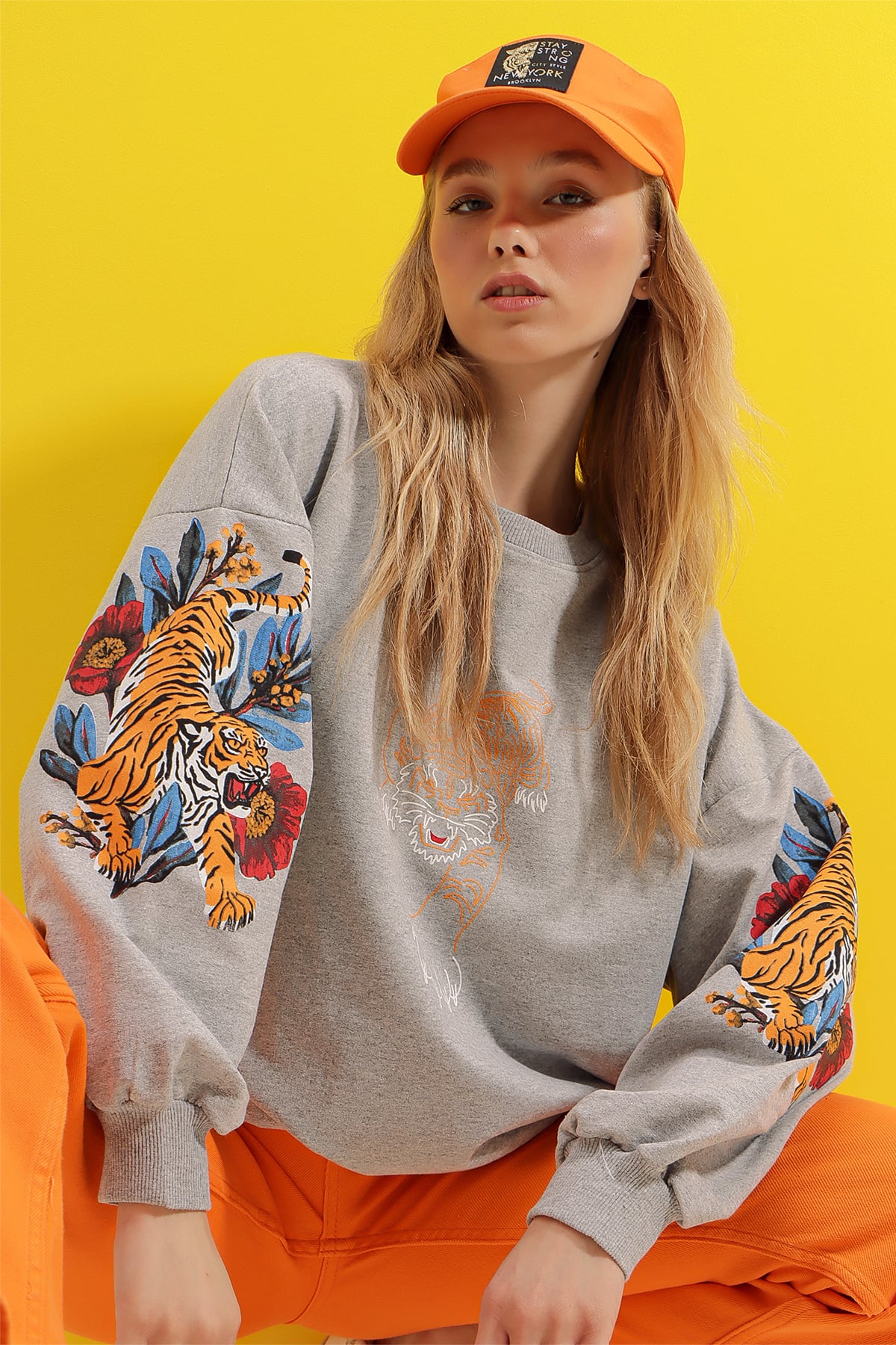 Bisiklet Yaka Kaplan Baskılı Kolu Şeritli Sweatshirt - Gri