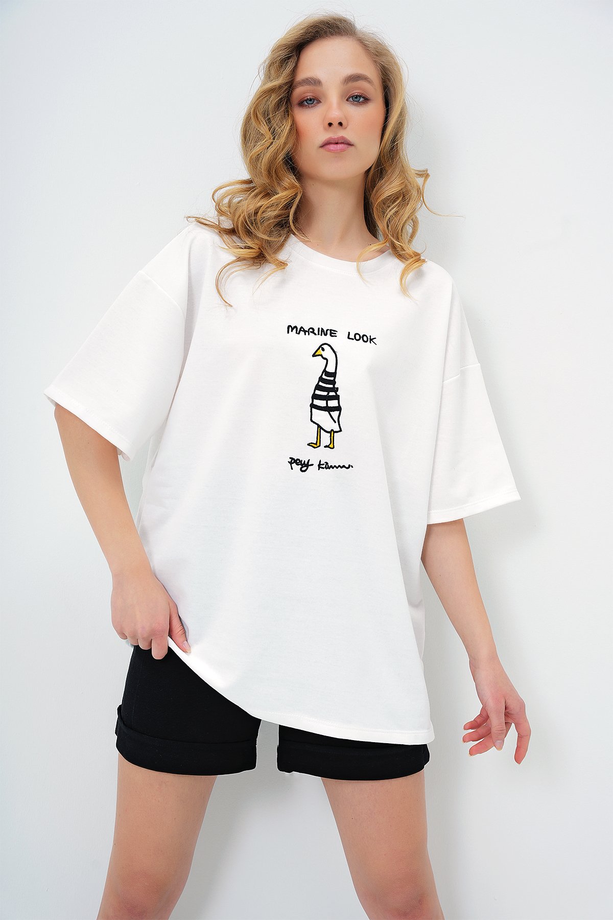 BİSİKLET YAKA KAZ BASKILI BASİC T-SHIRT - BEYAZ