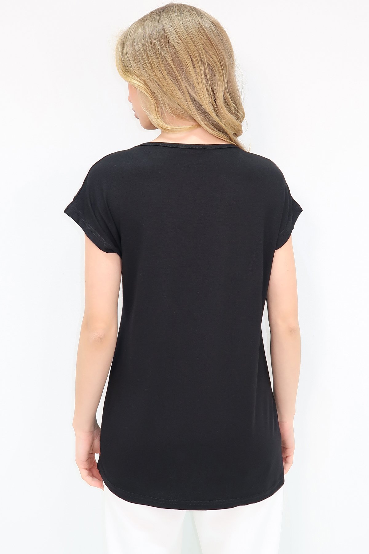 BİSİKLET YAKA KELEBEK TAŞ İŞLEMELİ SIFIR KOL T-SHIRT - SİYAH
