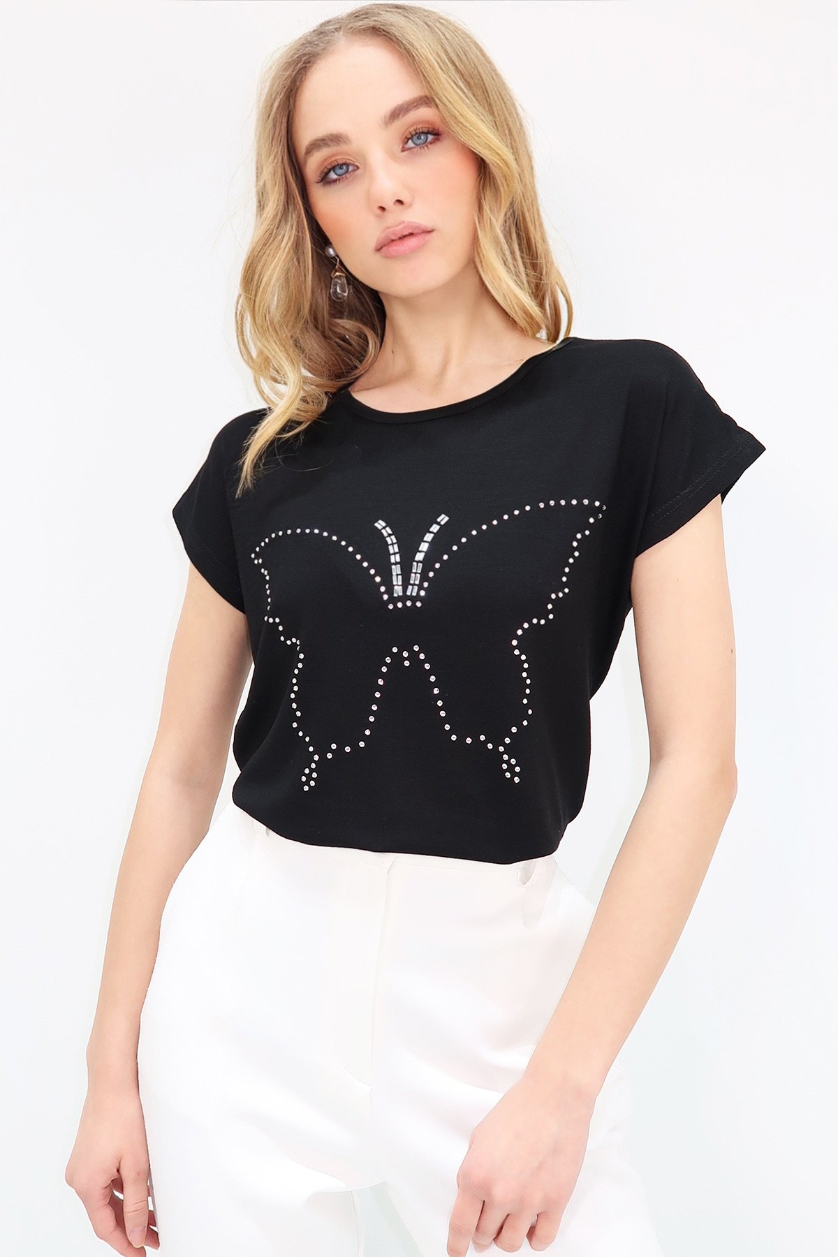 BİSİKLET YAKA KELEBEK TAŞ İŞLEMELİ SIFIR KOL T-SHIRT - SİYAH