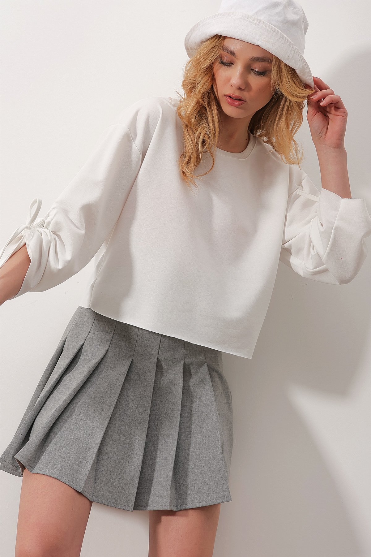 Bisiklet Yaka Kolları Ayarlanabilir Büzgülü 2 İplik Crop Sweatshirt - Beyaz