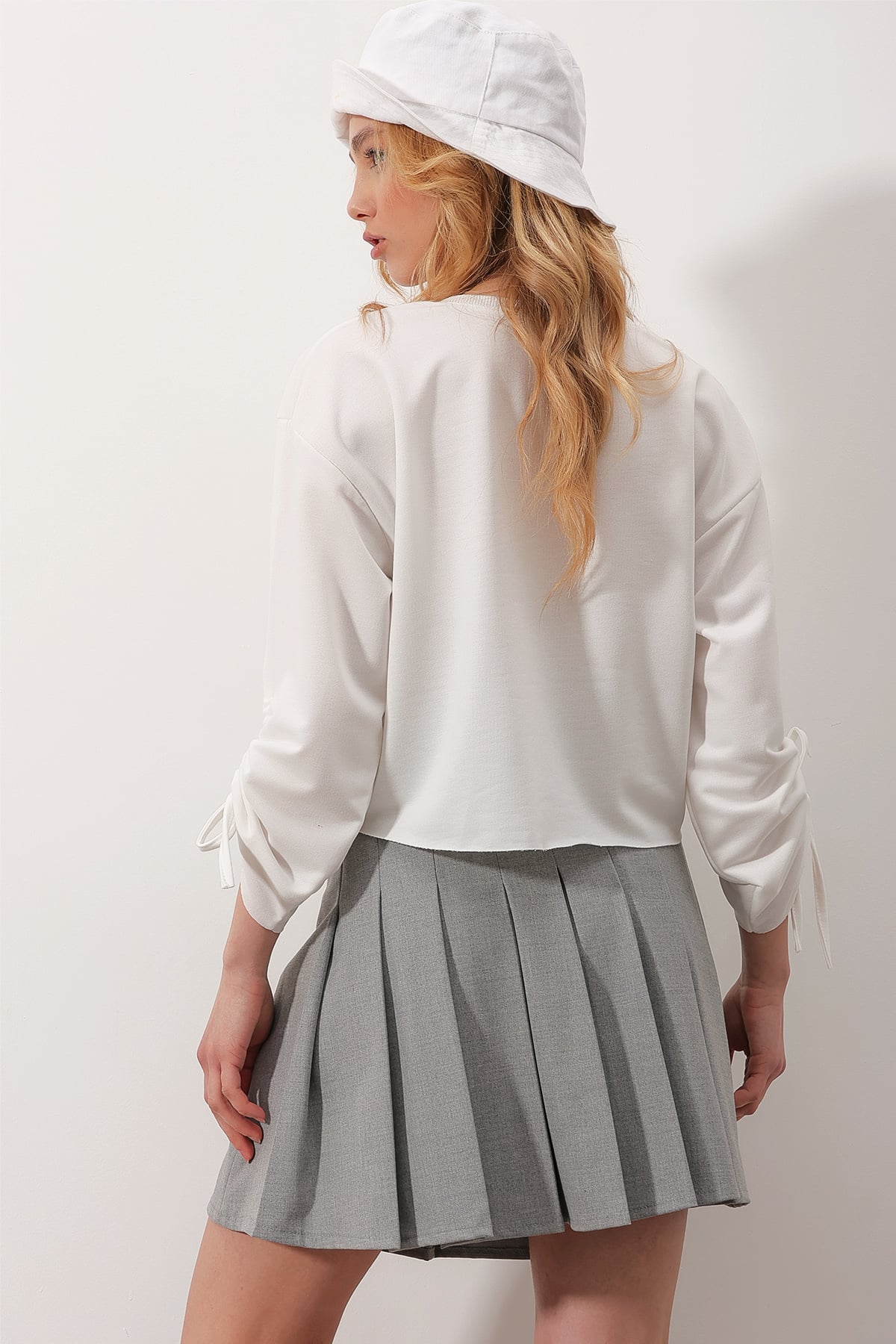 Bisiklet Yaka Kolları Ayarlanabilir Büzgülü 2 İplik Crop Sweatshirt - Beyaz
