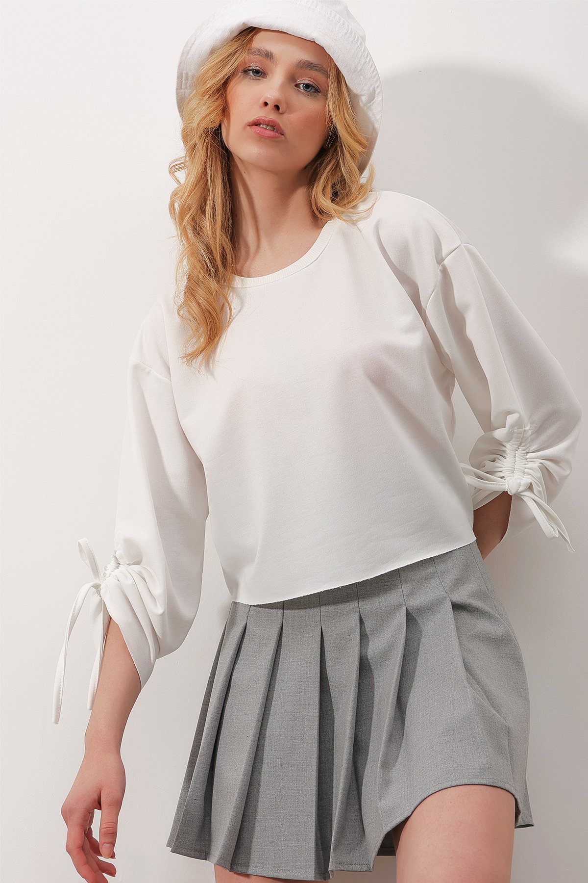 Bisiklet Yaka Kolları Ayarlanabilir Büzgülü 2 İplik Crop Sweatshirt - Beyaz