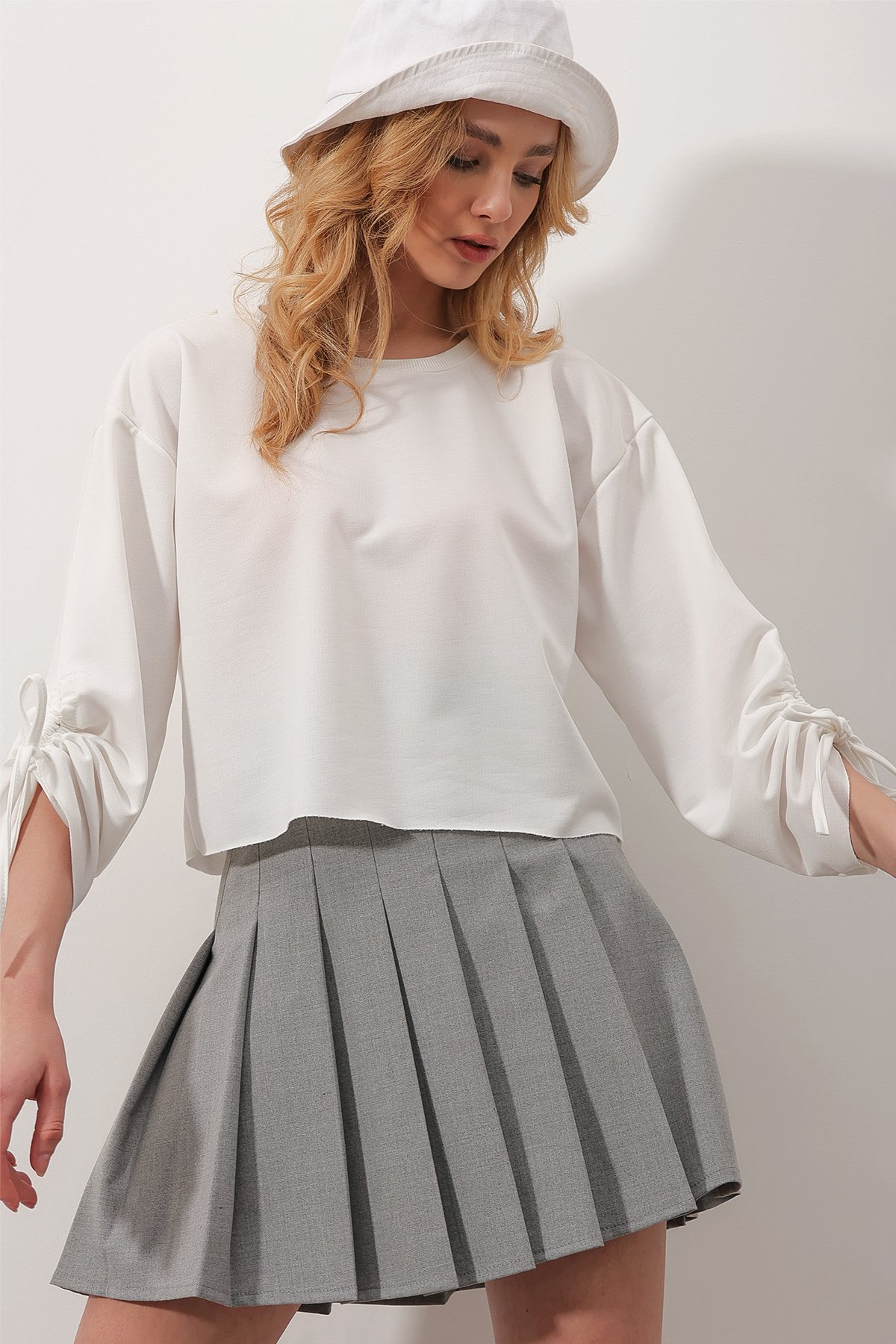 Bisiklet Yaka Kolları Ayarlanabilir Büzgülü 2 İplik Crop Sweatshirt - Beyaz