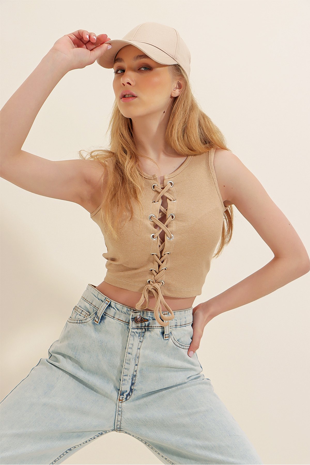 Bisiklet Yaka Kuş Gözü Bağcıklı Fitilli Crop Bluz - Bej