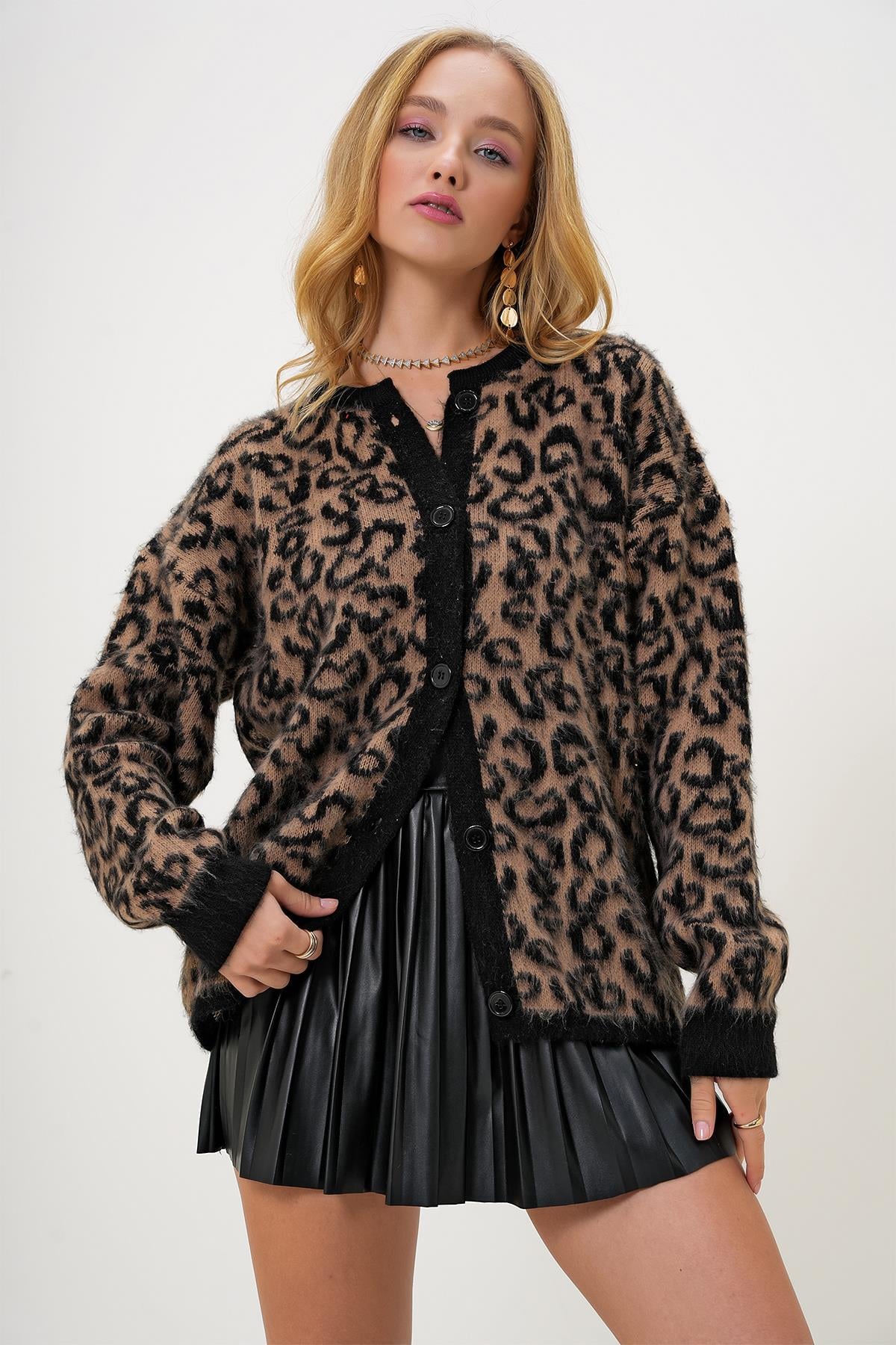 BİSİKLET YAKA LEOPAR DESENLİ ŞERİT DETAYLI TÜYLÜ TRİKO HIRKA - Leopar