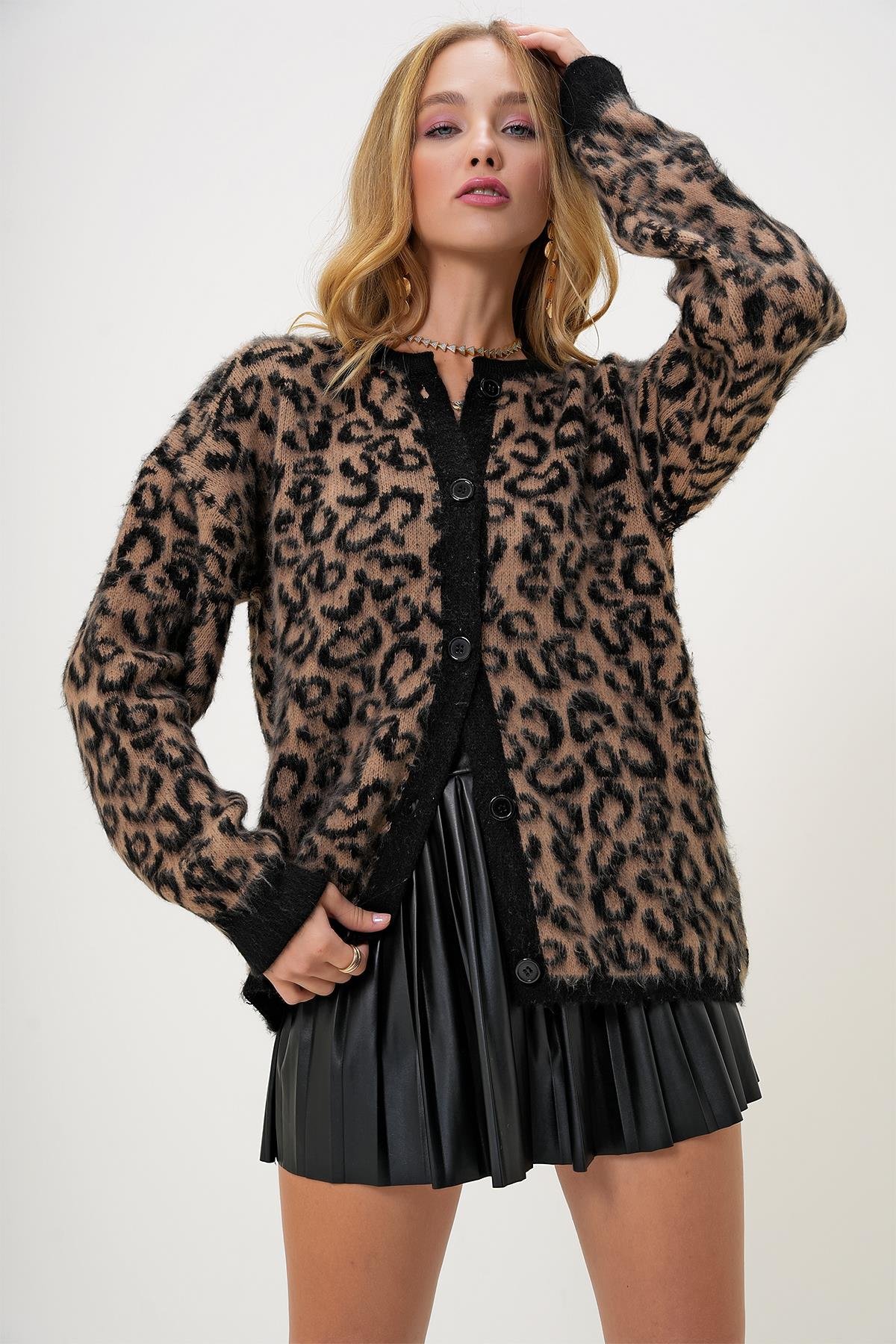 BİSİKLET YAKA LEOPAR DESENLİ ŞERİT DETAYLI TÜYLÜ TRİKO HIRKA - Leopar