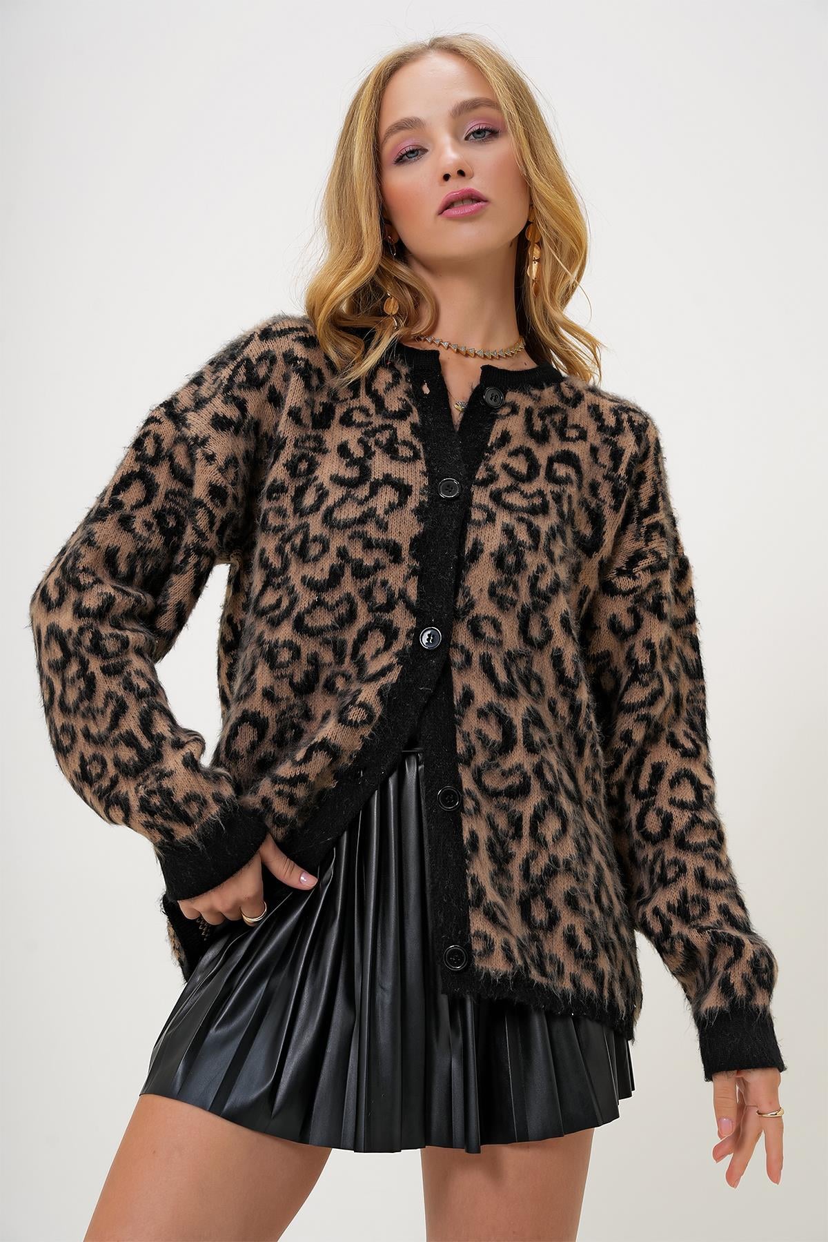 BİSİKLET YAKA LEOPAR DESENLİ ŞERİT DETAYLI TÜYLÜ TRİKO HIRKA - Leopar