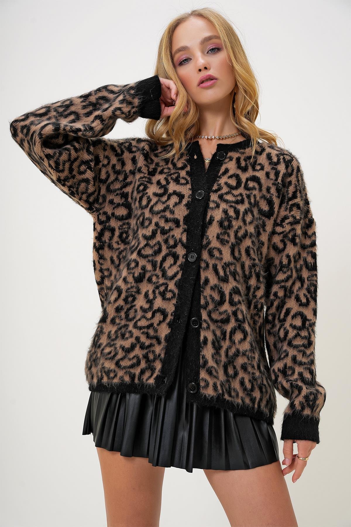 BİSİKLET YAKA LEOPAR DESENLİ ŞERİT DETAYLI TÜYLÜ TRİKO HIRKA - Leopar