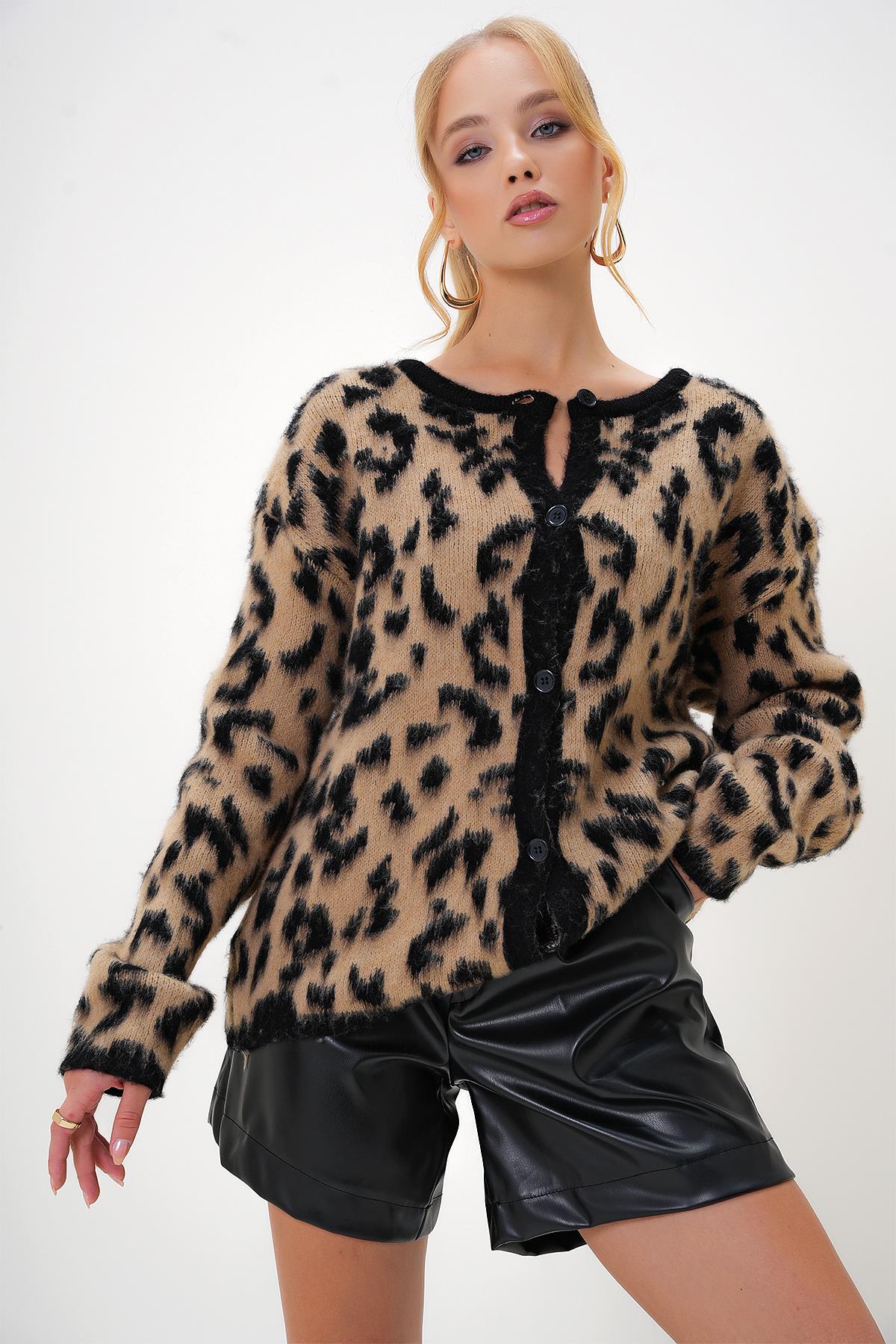 BİSİKLET YAKA LEOPAR DESENLİ TRİKO HIRKA - Leopar