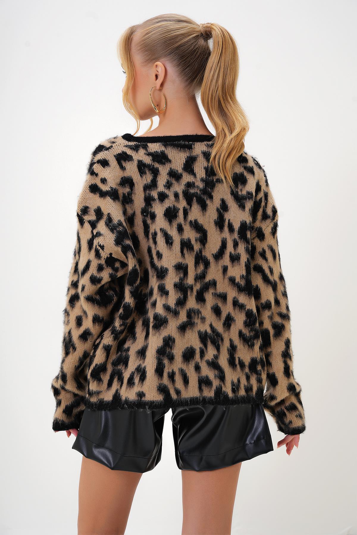 BİSİKLET YAKA LEOPAR DESENLİ TRİKO HIRKA - Leopar