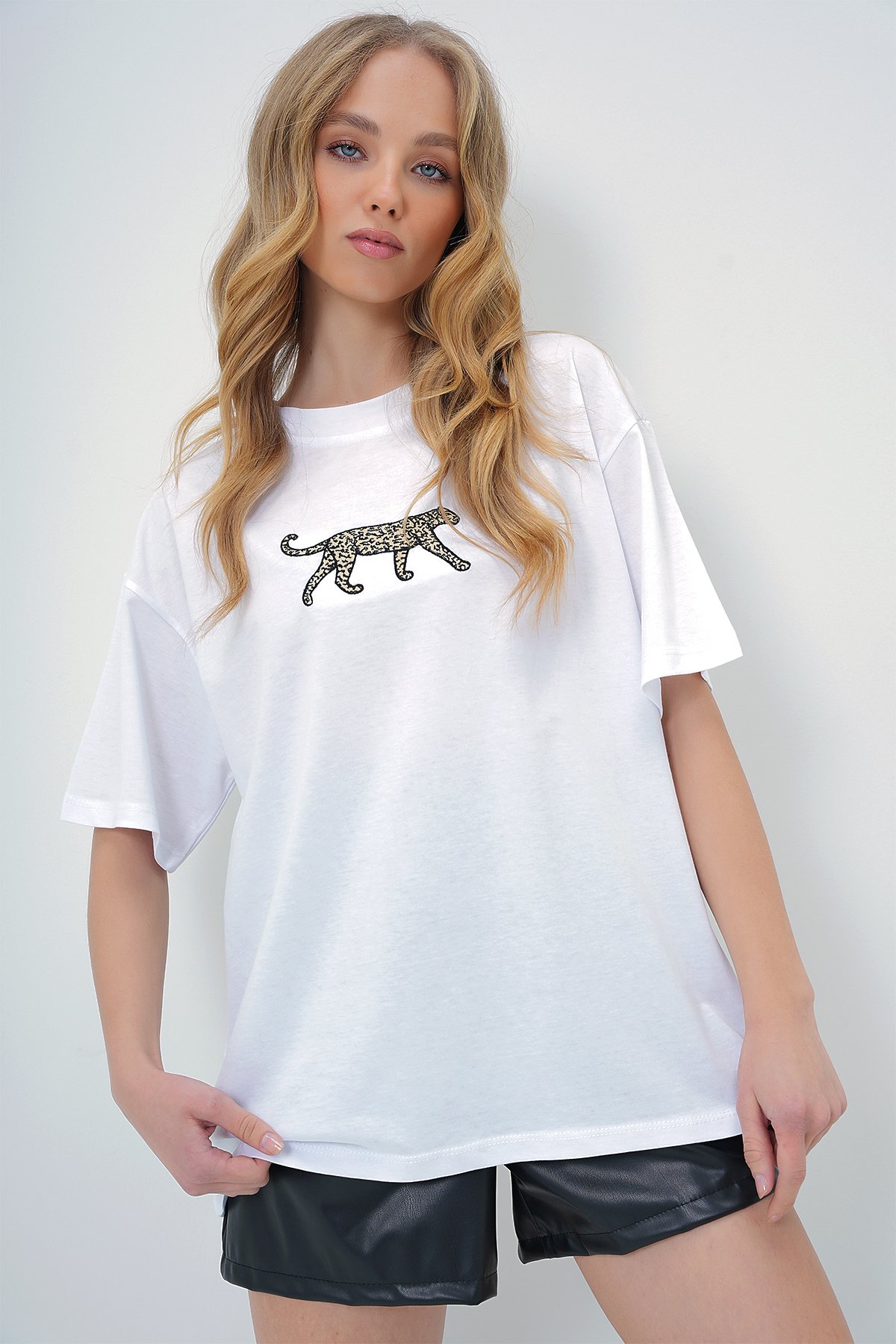 BİSİKLET YAKA LEOPAR NAKIŞLI SIRTI YAZILI PAMUKLU T-SHIRT - BEYAZ