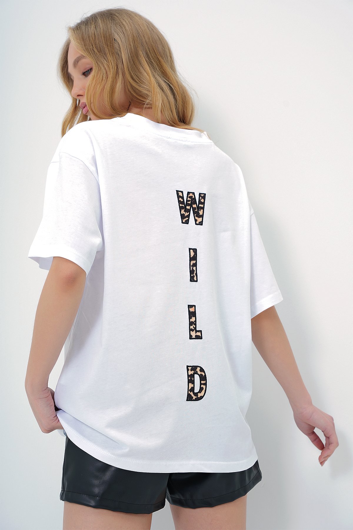 BİSİKLET YAKA LEOPAR NAKIŞLI SIRTI YAZILI PAMUKLU T-SHIRT - BEYAZ