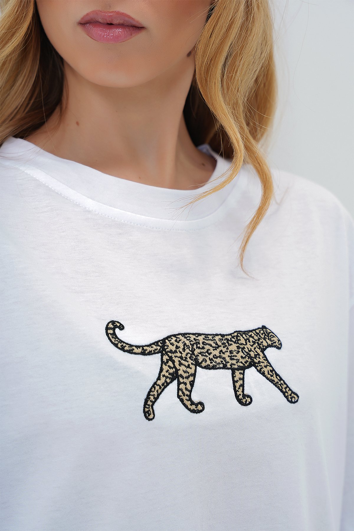 BİSİKLET YAKA LEOPAR NAKIŞLI SIRTI YAZILI PAMUKLU T-SHIRT - BEYAZ