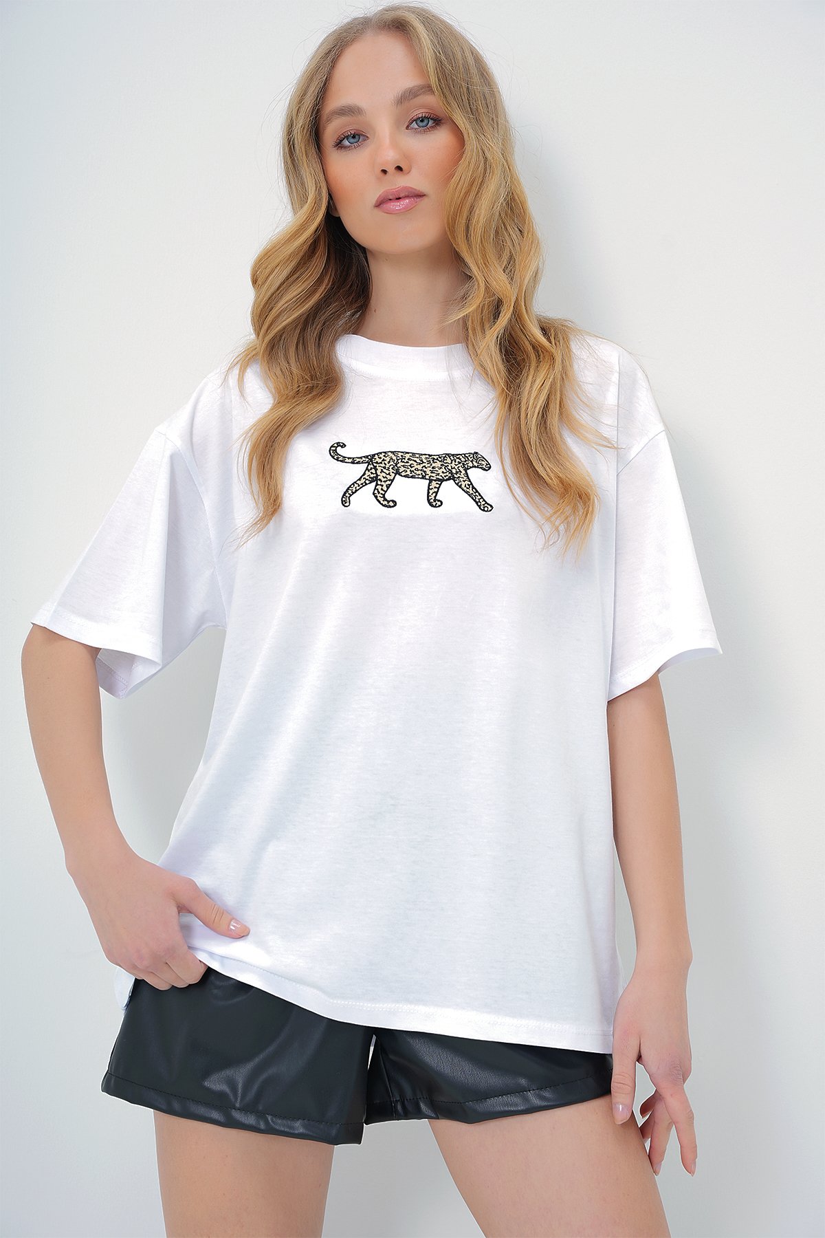 BİSİKLET YAKA LEOPAR NAKIŞLI SIRTI YAZILI PAMUKLU T-SHIRT - BEYAZ