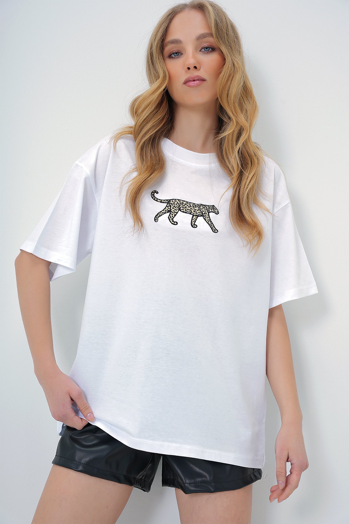 BİSİKLET YAKA LEOPAR NAKIŞLI SIRTI YAZILI PAMUKLU T-SHIRT - BEYAZ