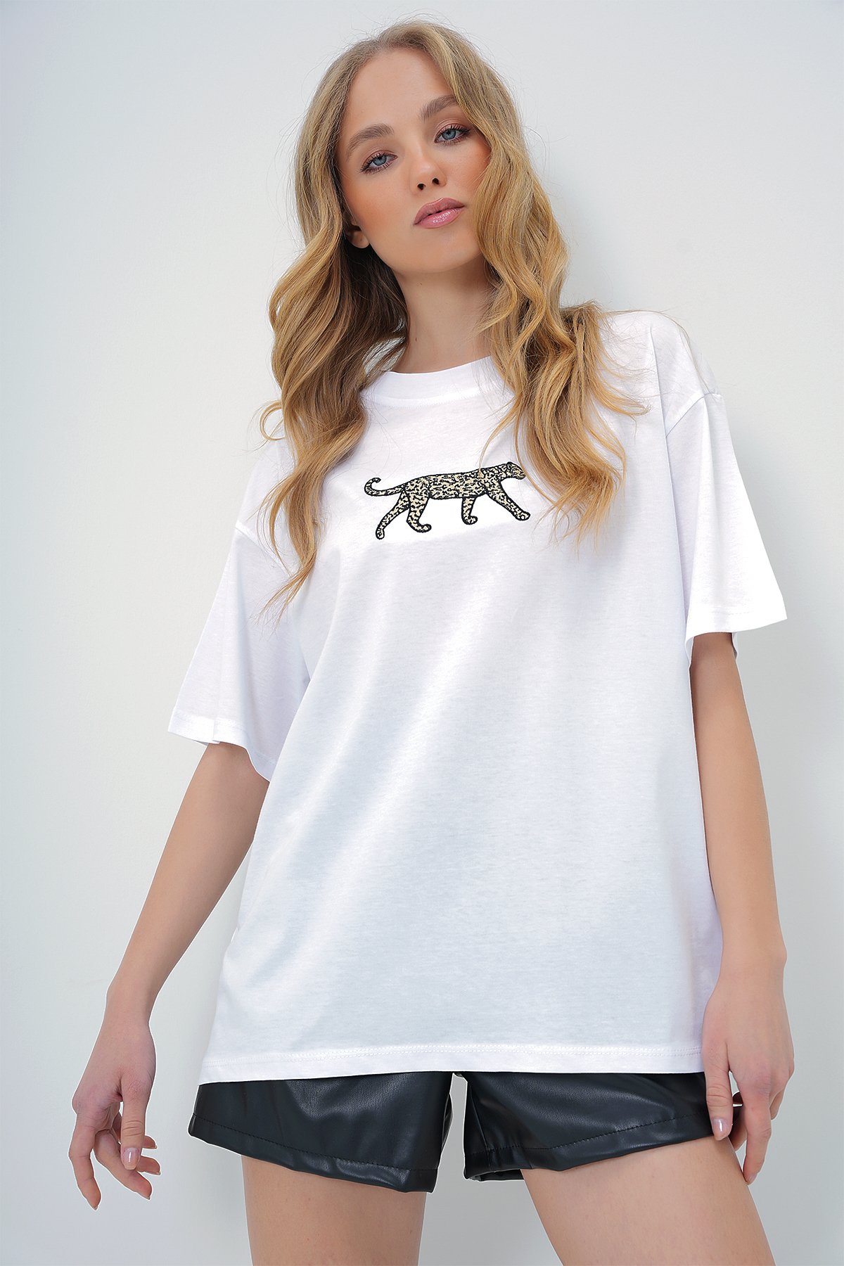 BİSİKLET YAKA LEOPAR NAKIŞLI SIRTI YAZILI PAMUKLU T-SHIRT - BEYAZ