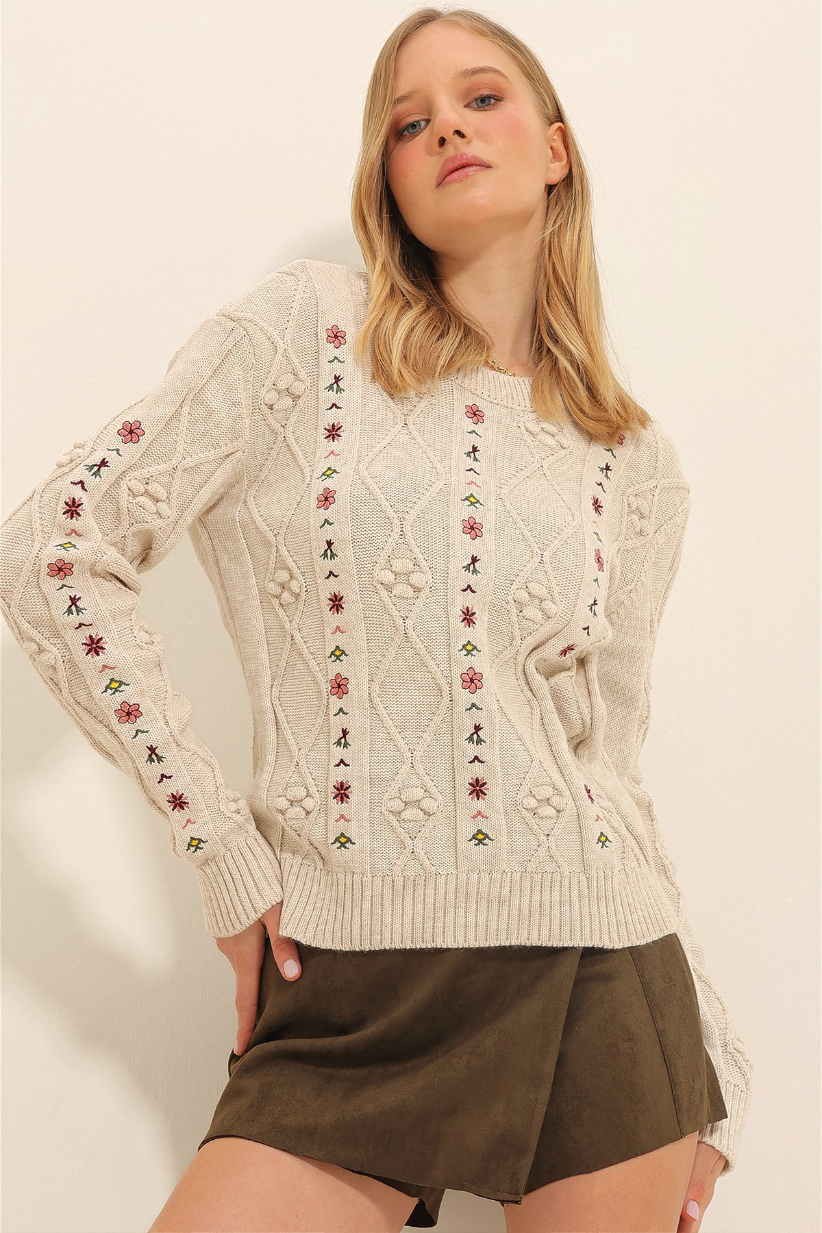 Bisiklet Yaka Motifli Nakışlı Triko Kışlık Kazak - Krem