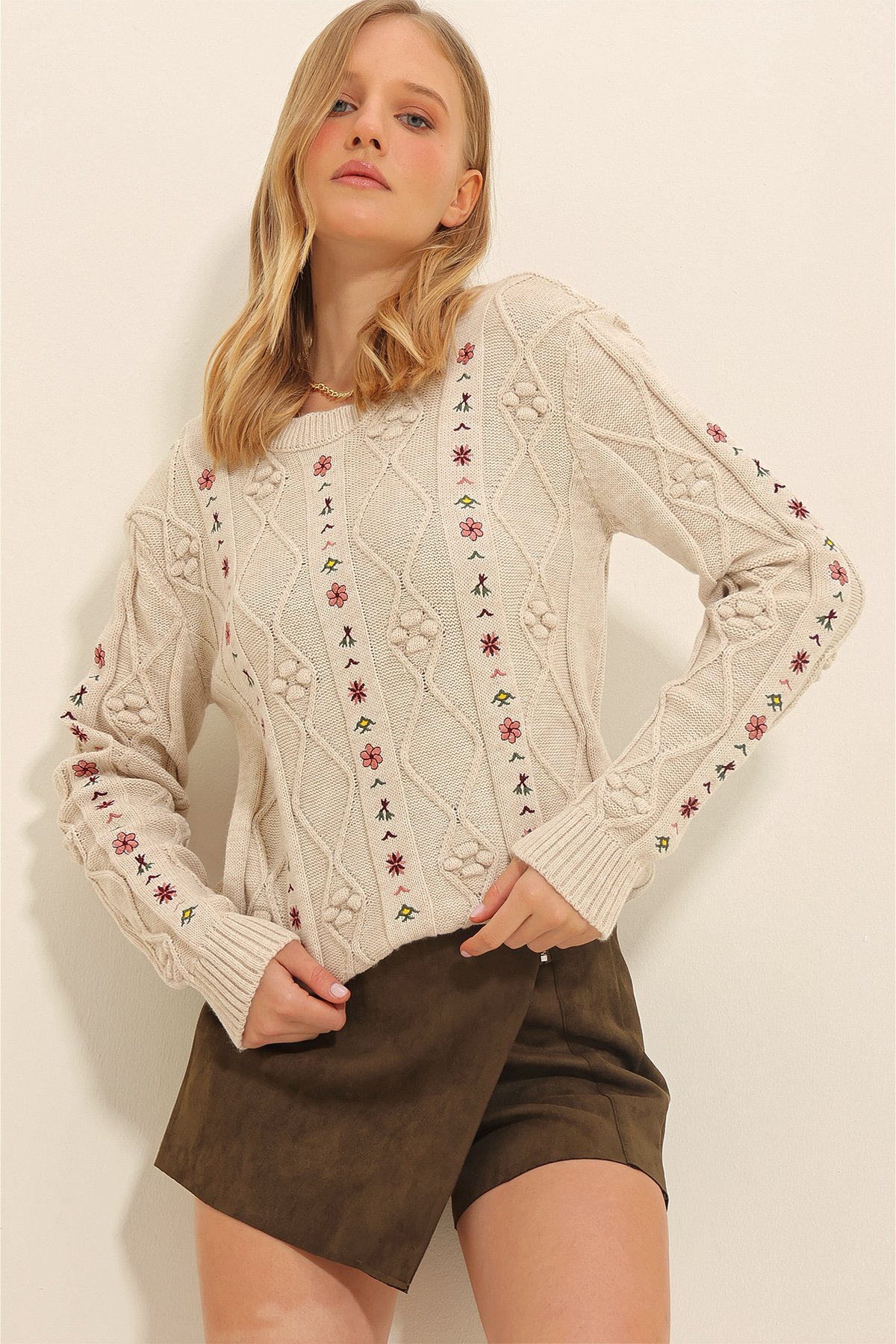 Bisiklet Yaka Motifli Nakışlı Triko Kışlık Kazak - Krem