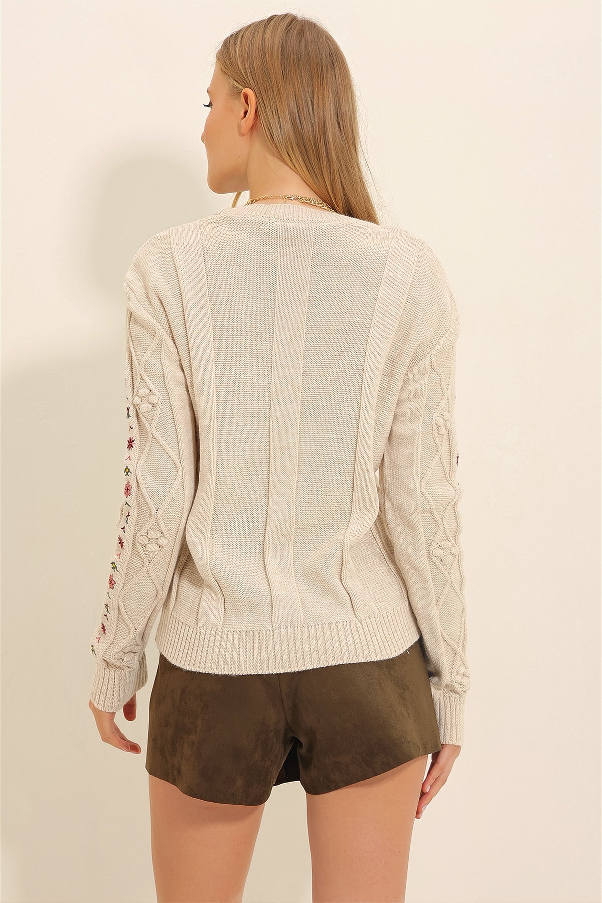 Bisiklet Yaka Motifli Nakışlı Triko Kışlık Kazak - Krem