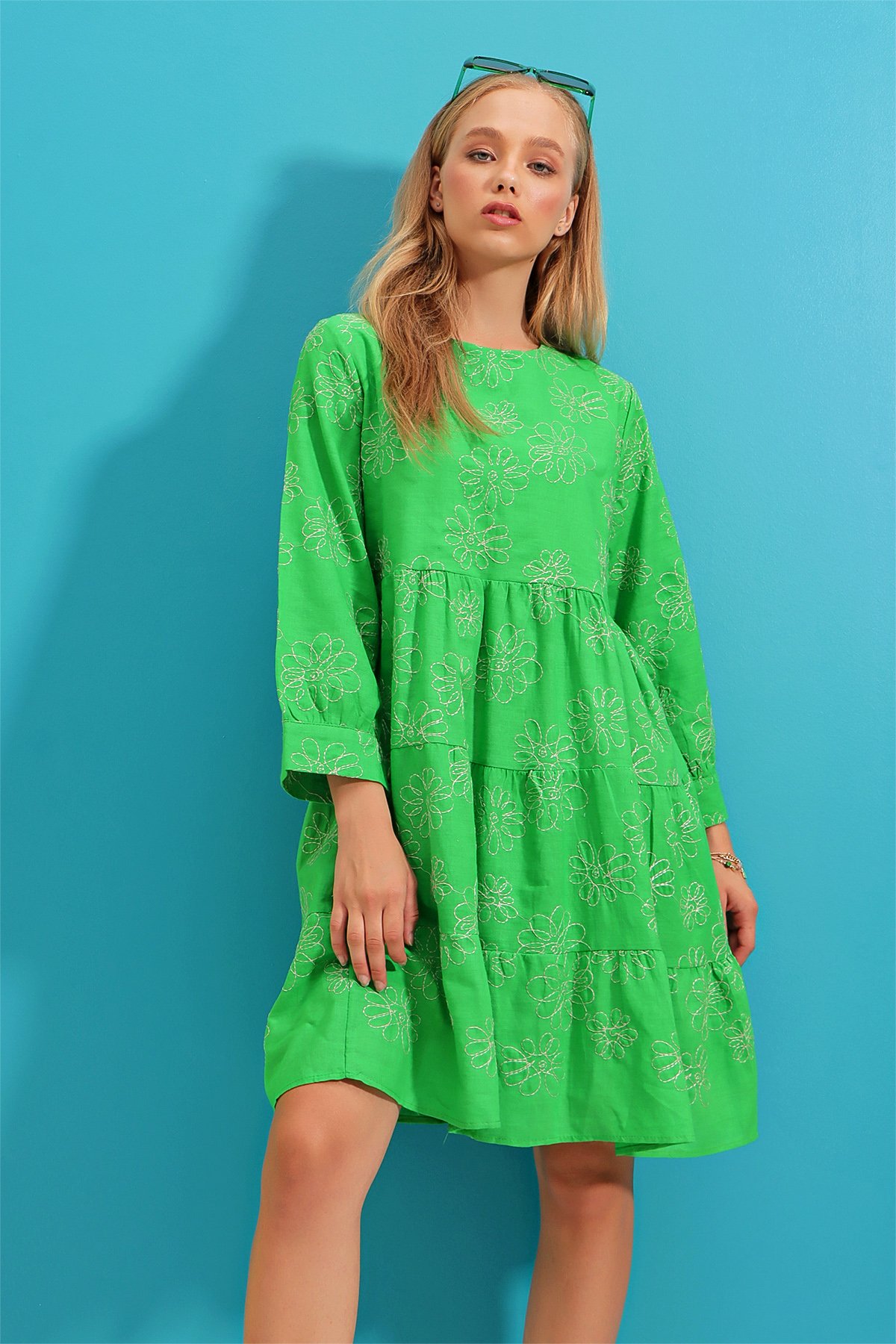 Bisiklet Yaka Nakış İşlemeli Keten Elbise - YEŞİL