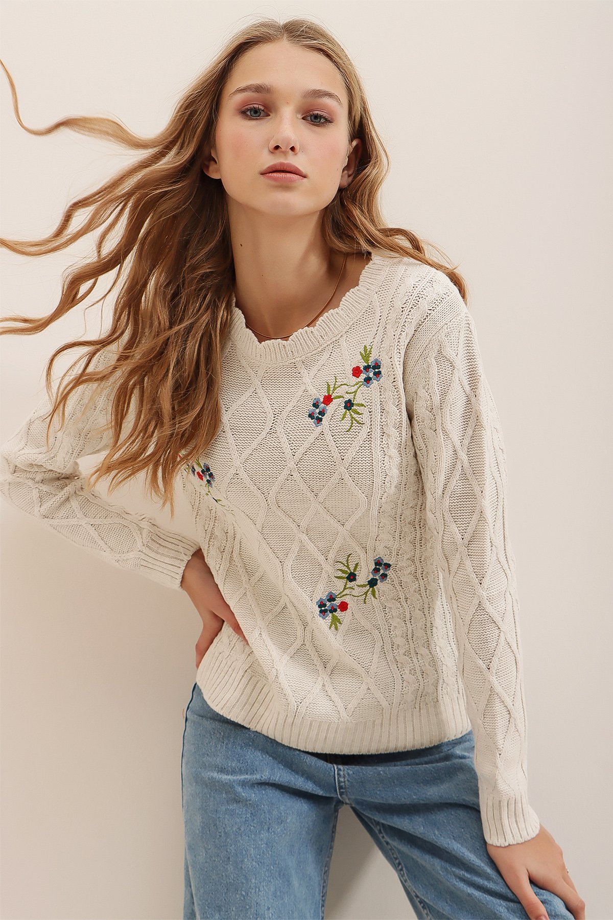 Bisiklet Yaka Nakış İşlemeli Kışlık Triko Kazak - Bej