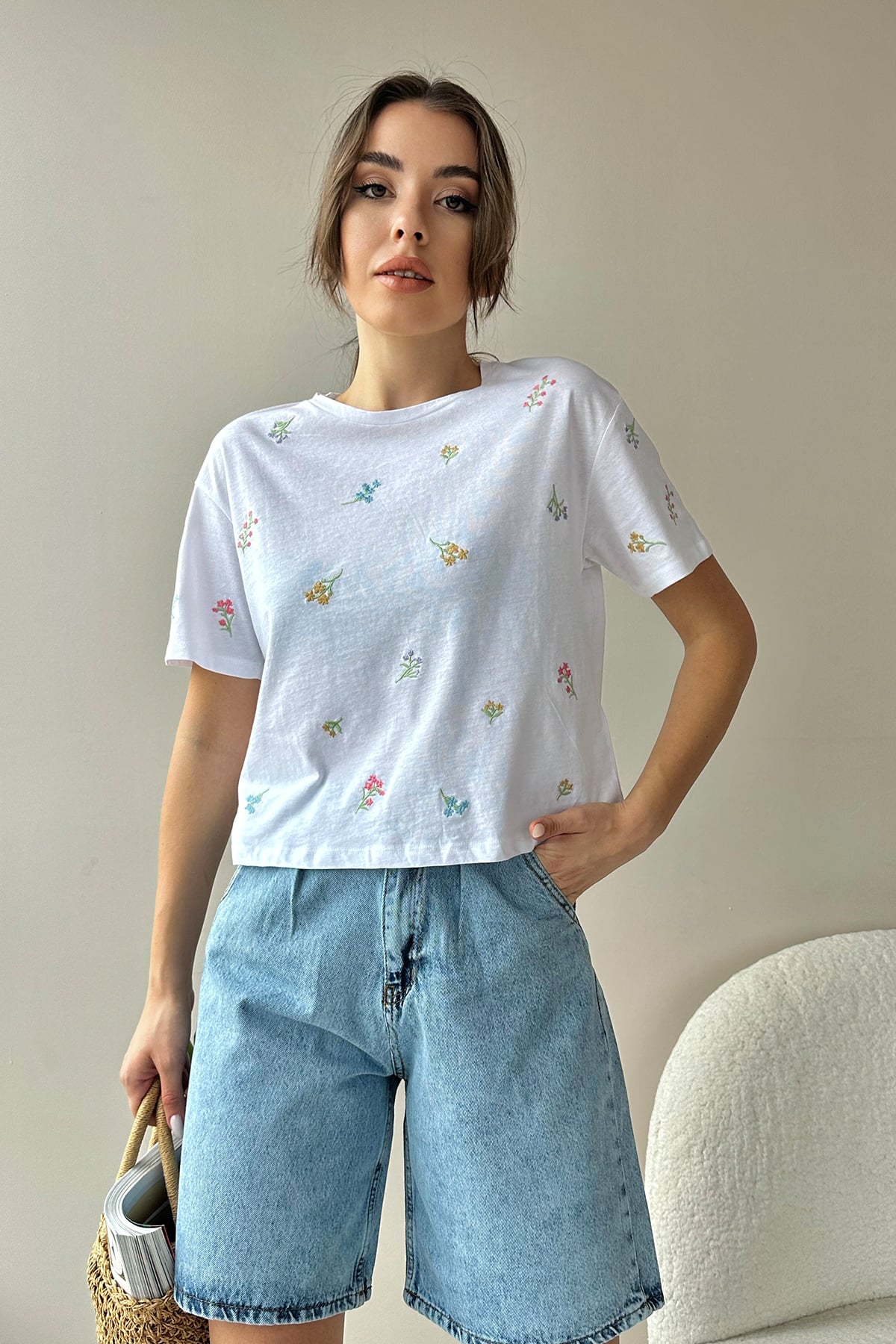 Bisiklet Yaka Nakış İşlemeli Pamuk Crop %100 Pamuk T-Shirt - Beyaz