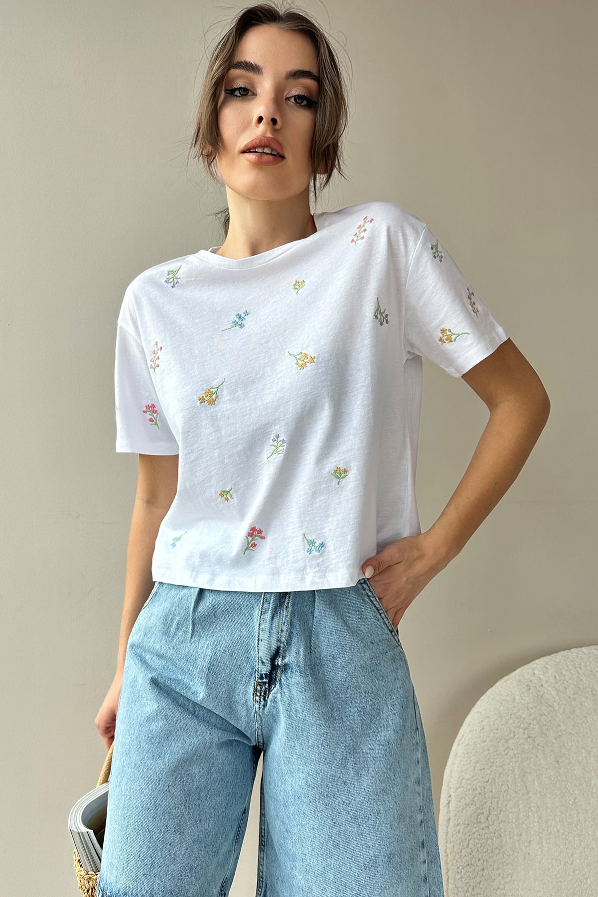Bisiklet Yaka Nakış İşlemeli Pamuk Crop %100 Pamuk T-Shirt - Beyaz