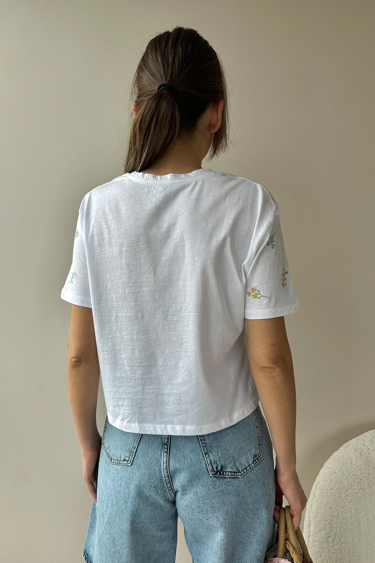 Bisiklet Yaka Nakış İşlemeli Pamuk Crop %100 Pamuk T-Shirt - Beyaz