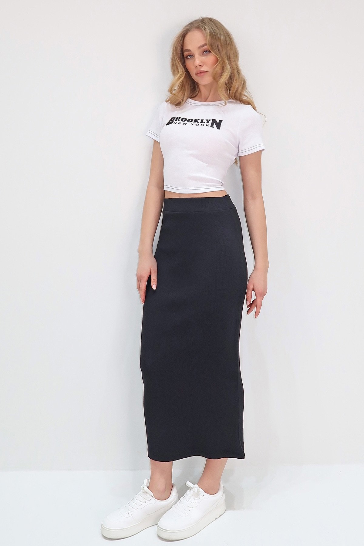 BİSİKLET YAKA NAKIŞLI CROP BLUZ VE ETEK TAKIM - SİYAH