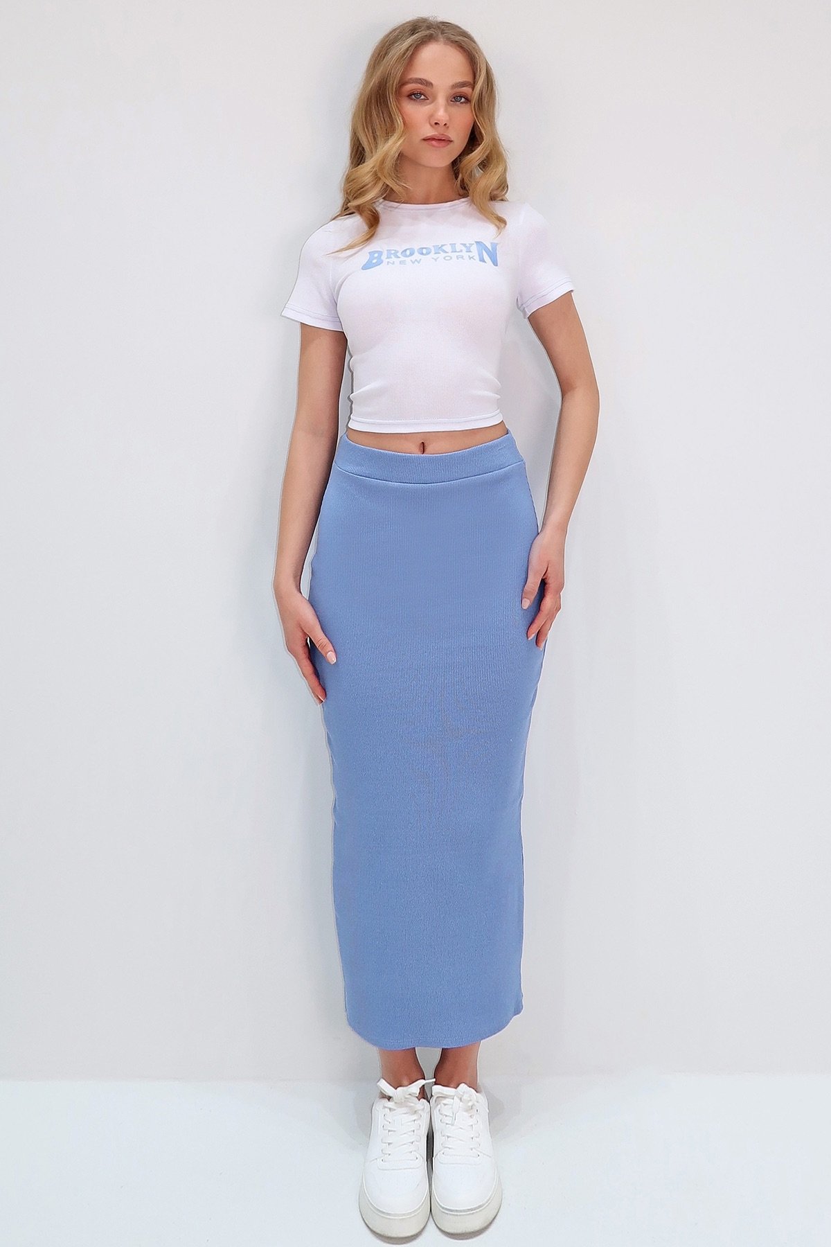 BİSİKLET YAKA NAKIŞLI CROP BLUZ VE ETEK TAKIM - MAVİ