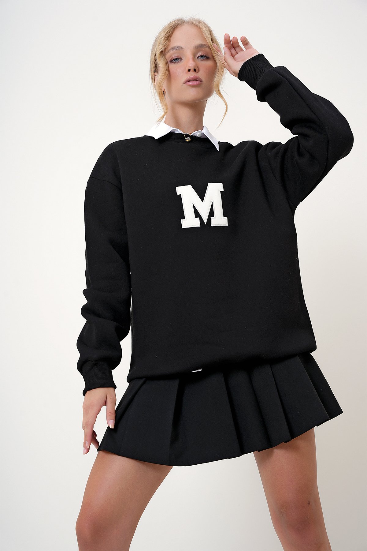 Bisiklet Yaka Nakışlı İçi Şardonlu Oversize Sweatshirt - Siyah