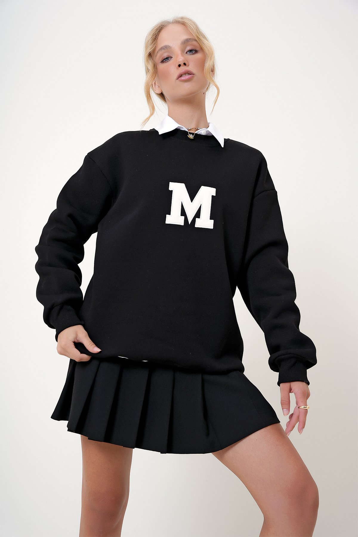Bisiklet Yaka Nakışlı İçi Şardonlu Oversize Sweatshirt - Siyah