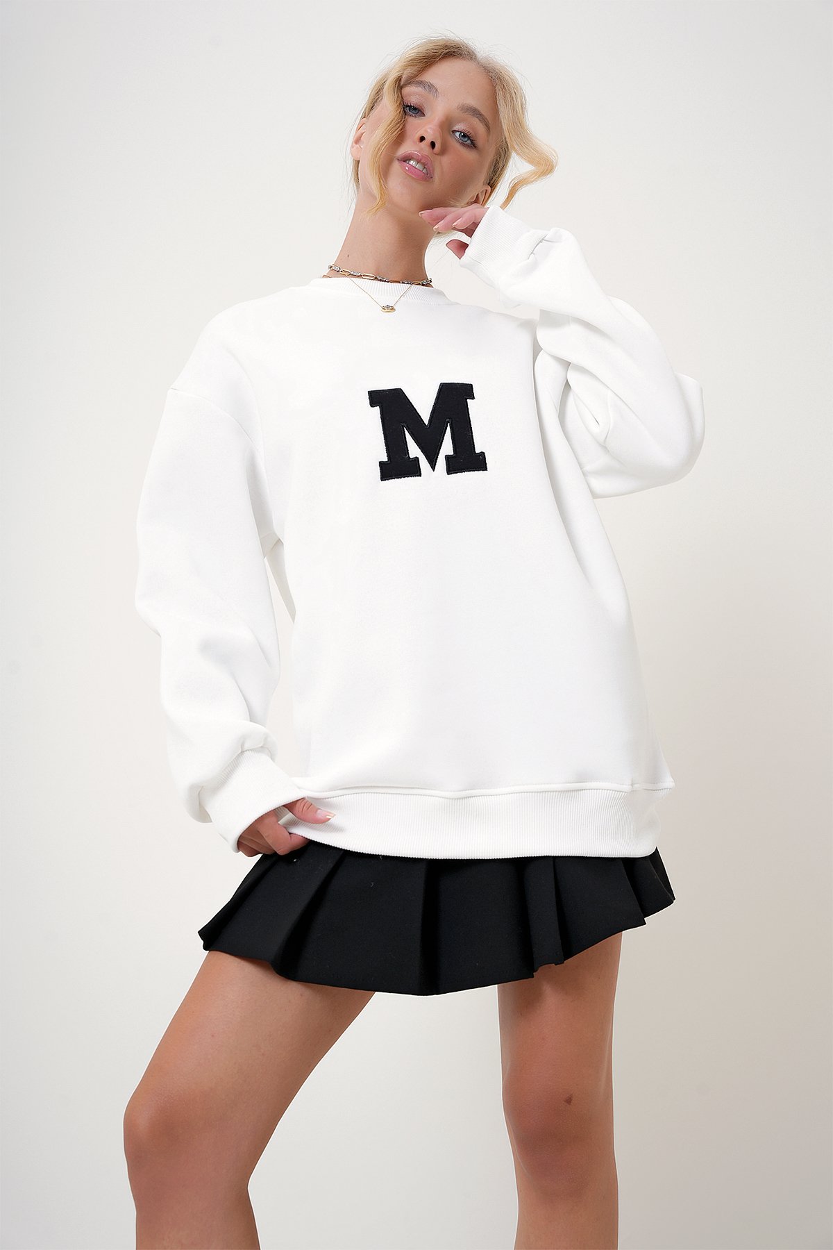 Bisiklet Yaka Nakışlı İçi Şardonlu Oversize Sweatshirt - Beyaz