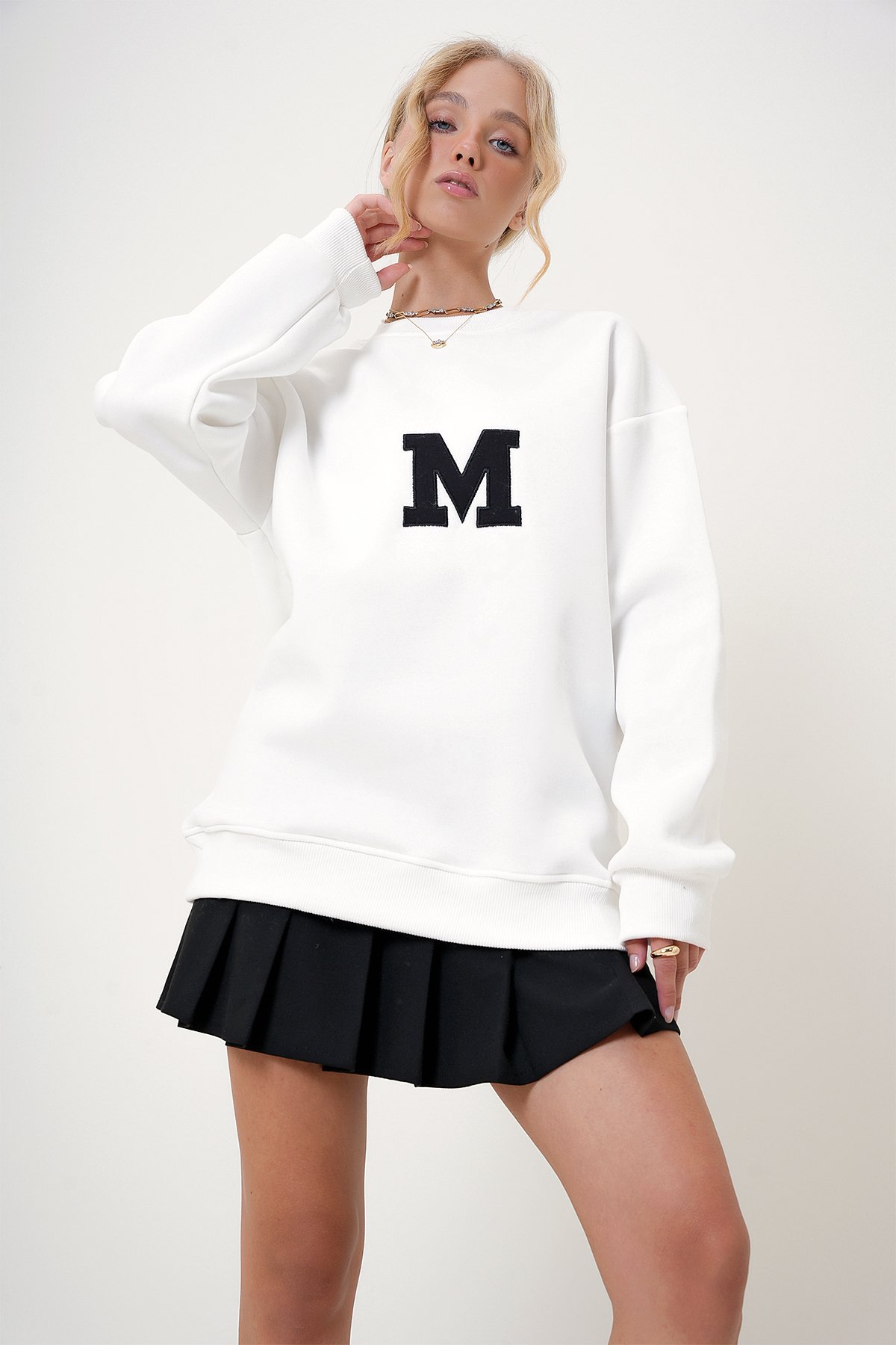 Bisiklet Yaka Nakışlı İçi Şardonlu Oversize Sweatshirt - Beyaz