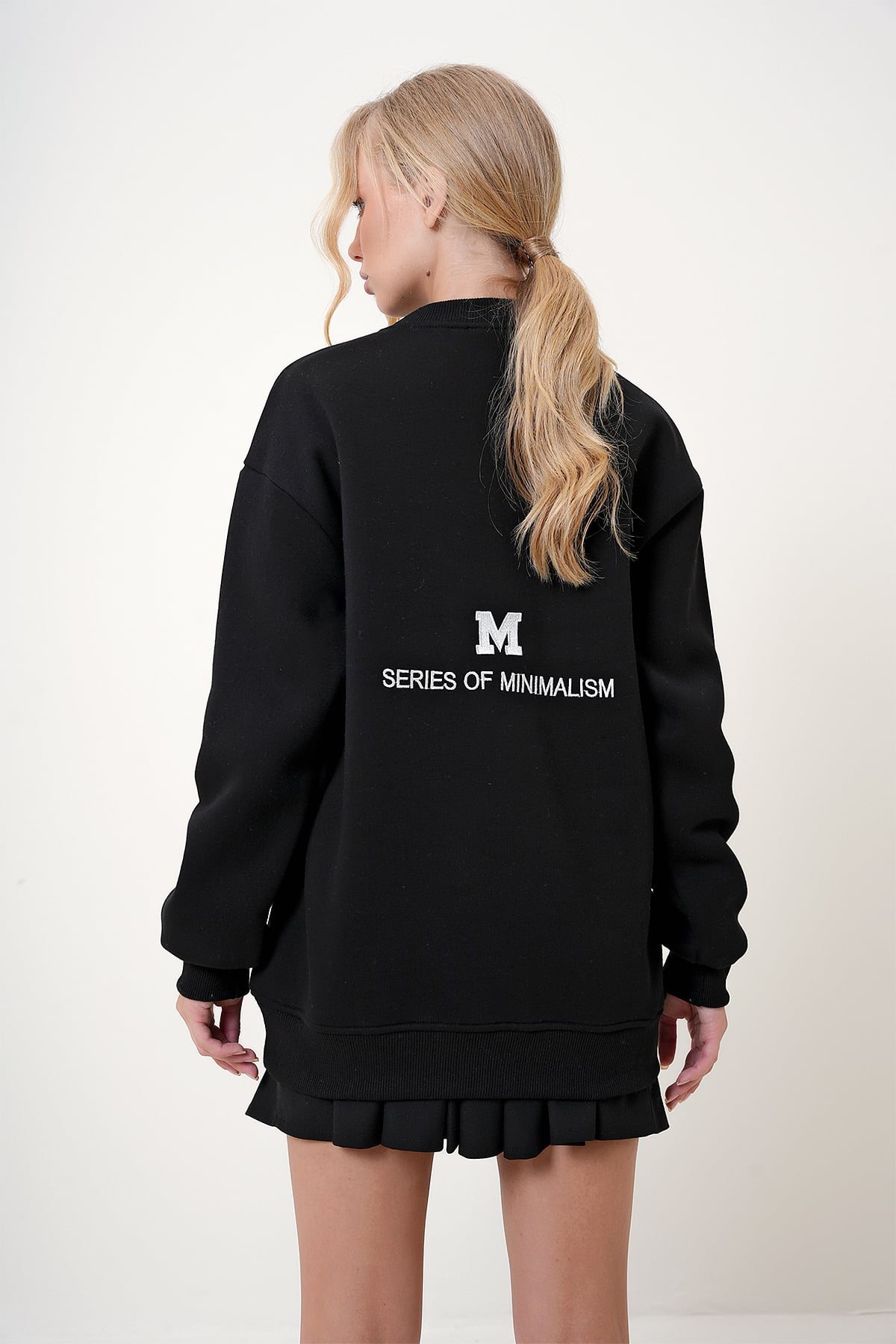 Bisiklet Yaka Nakışlı İçi Şardonlu Oversize Sweatshirt - Siyah